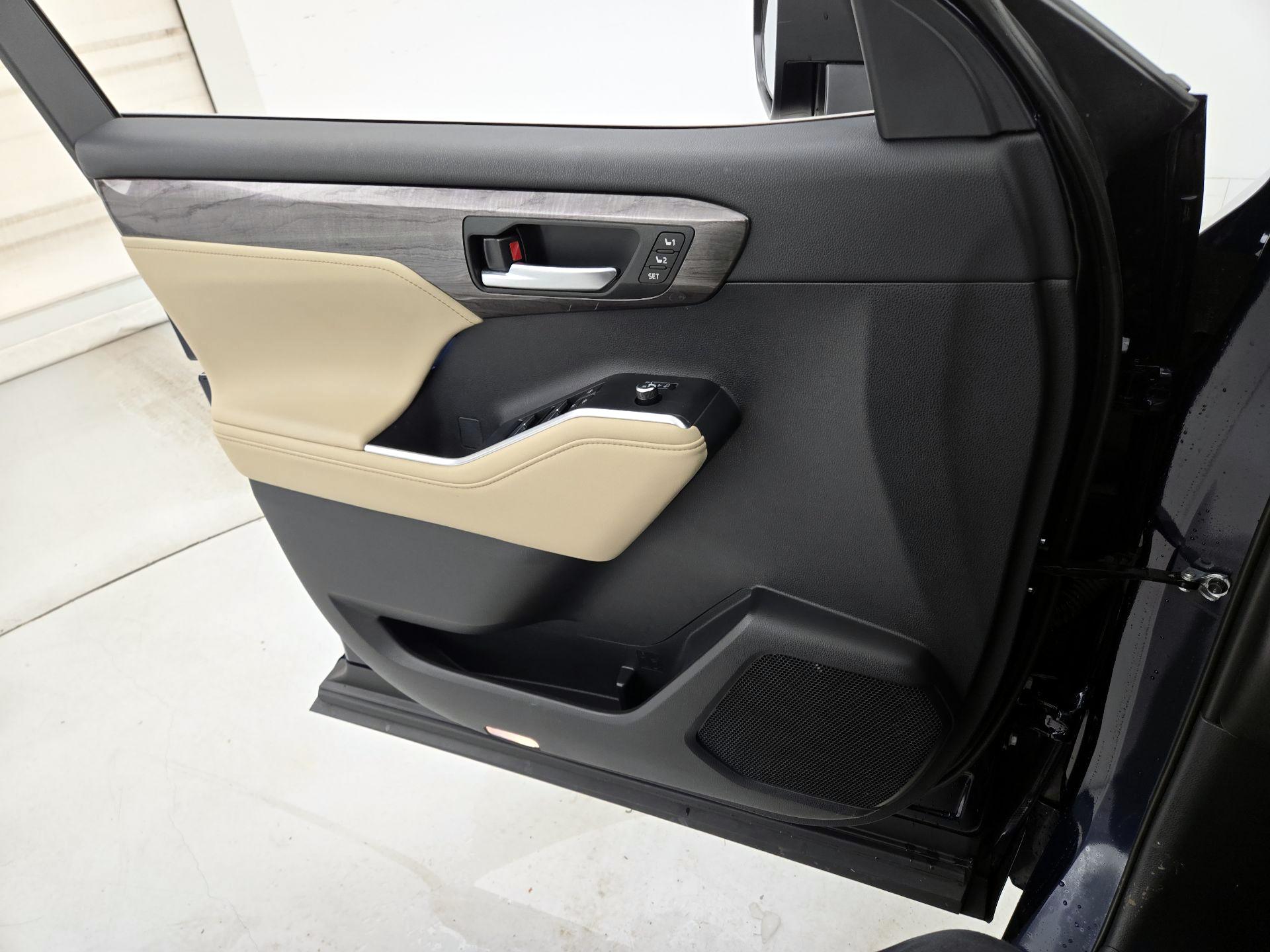 Thumbnail: 2024 Toyota Highlander - 12