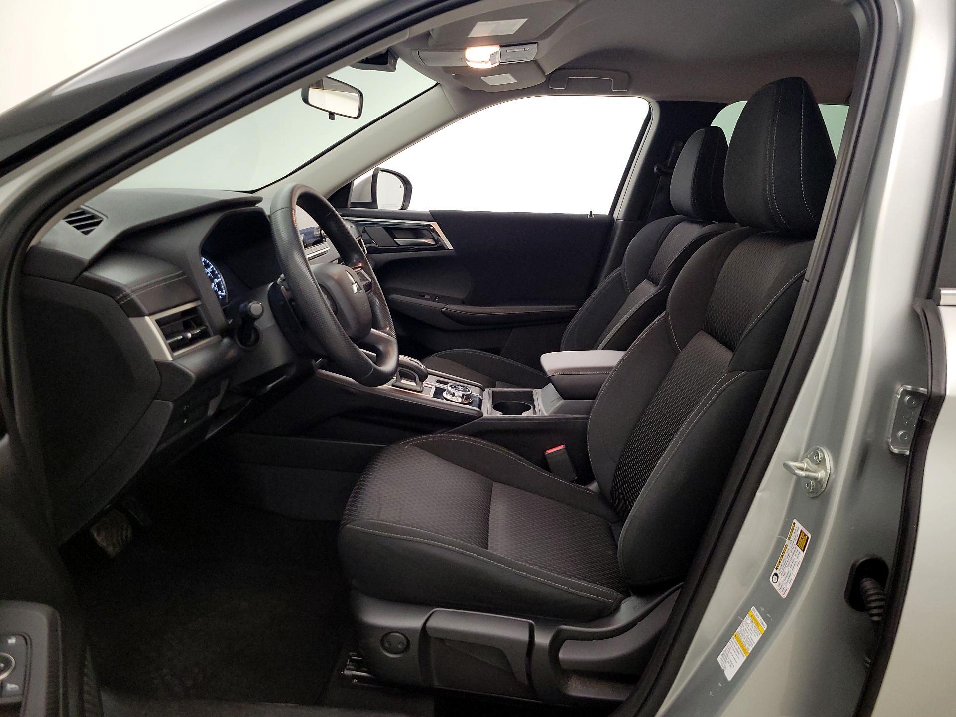 Thumbnail: 2022 Mitsubishi Outlander - 11