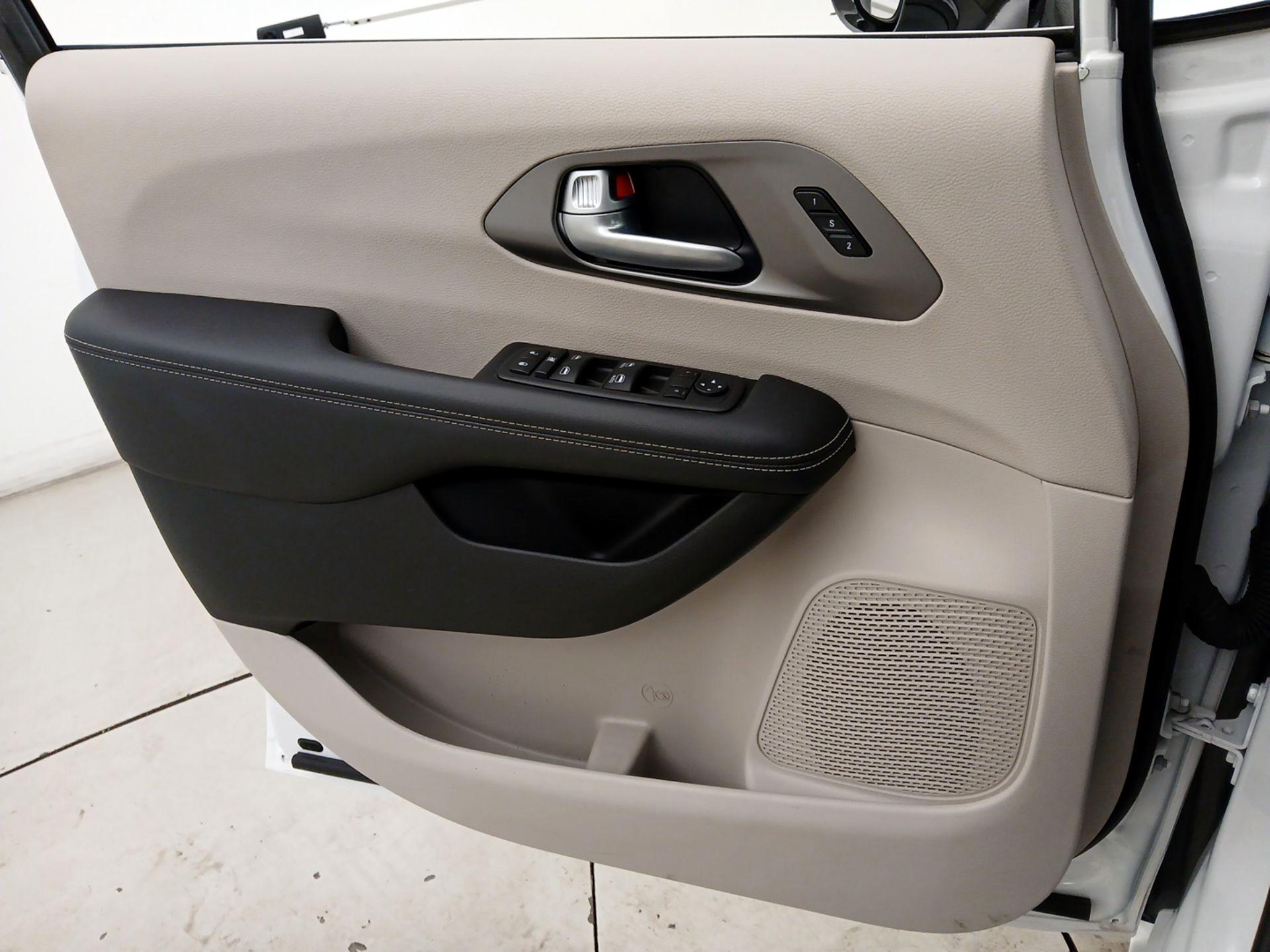 Thumbnail: 2024 Chrysler Pacifica - 12