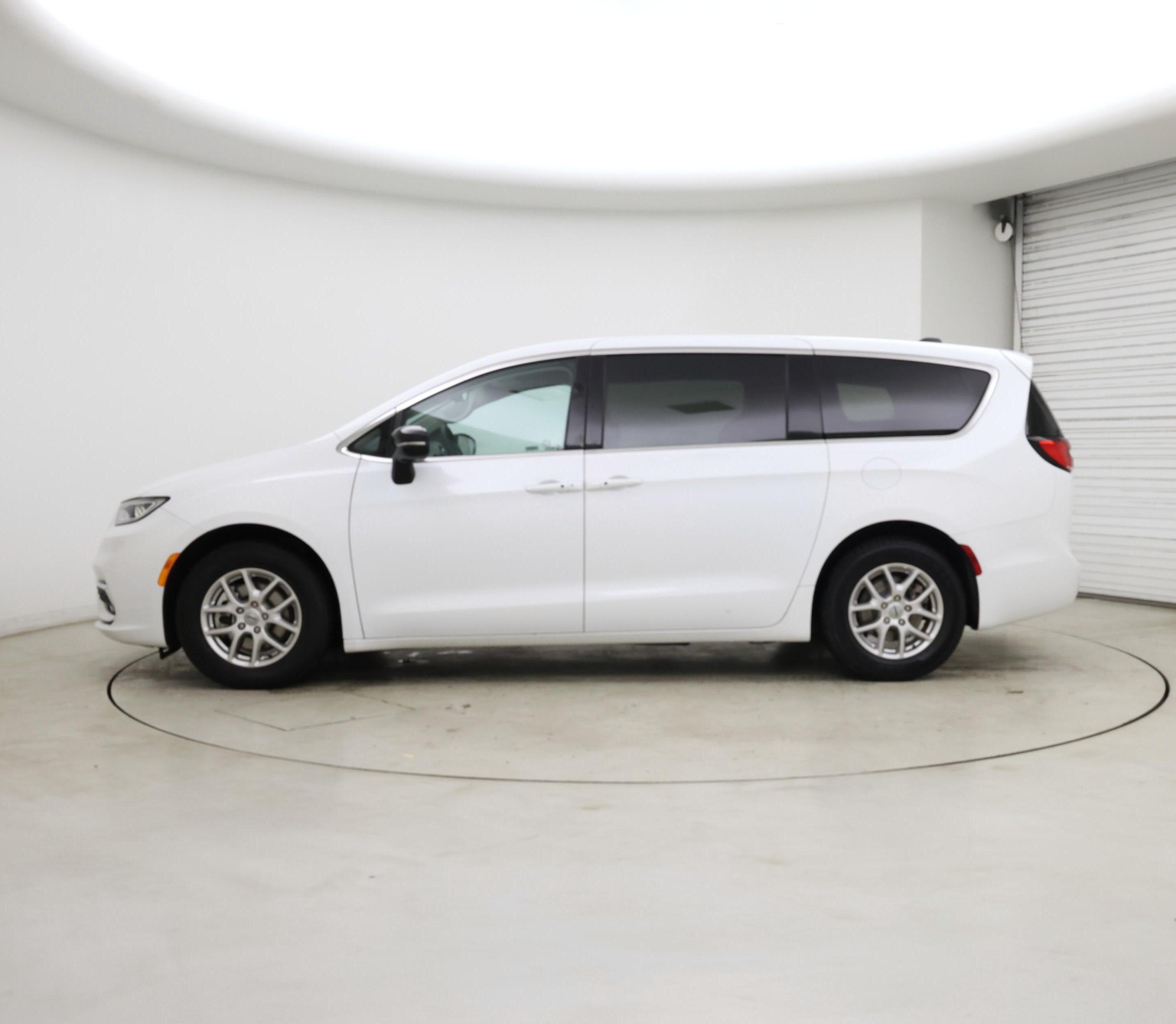 Thumbnail: 2024 Chrysler Pacifica - 3