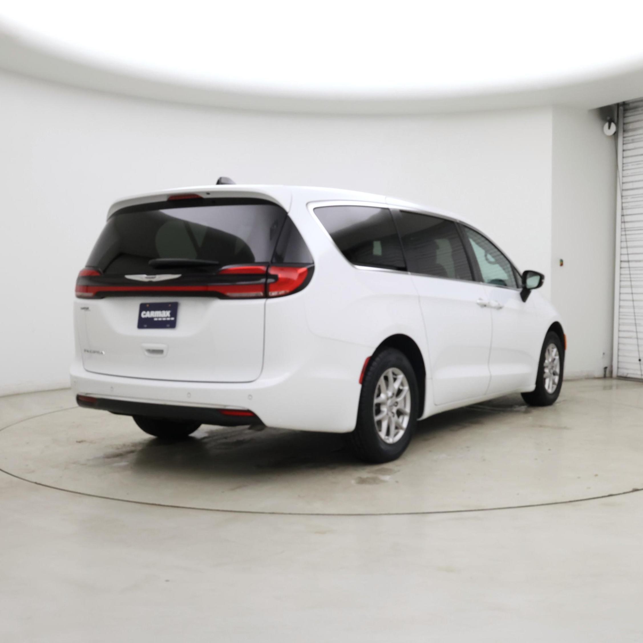 Thumbnail: 2024 Chrysler Pacifica - 8