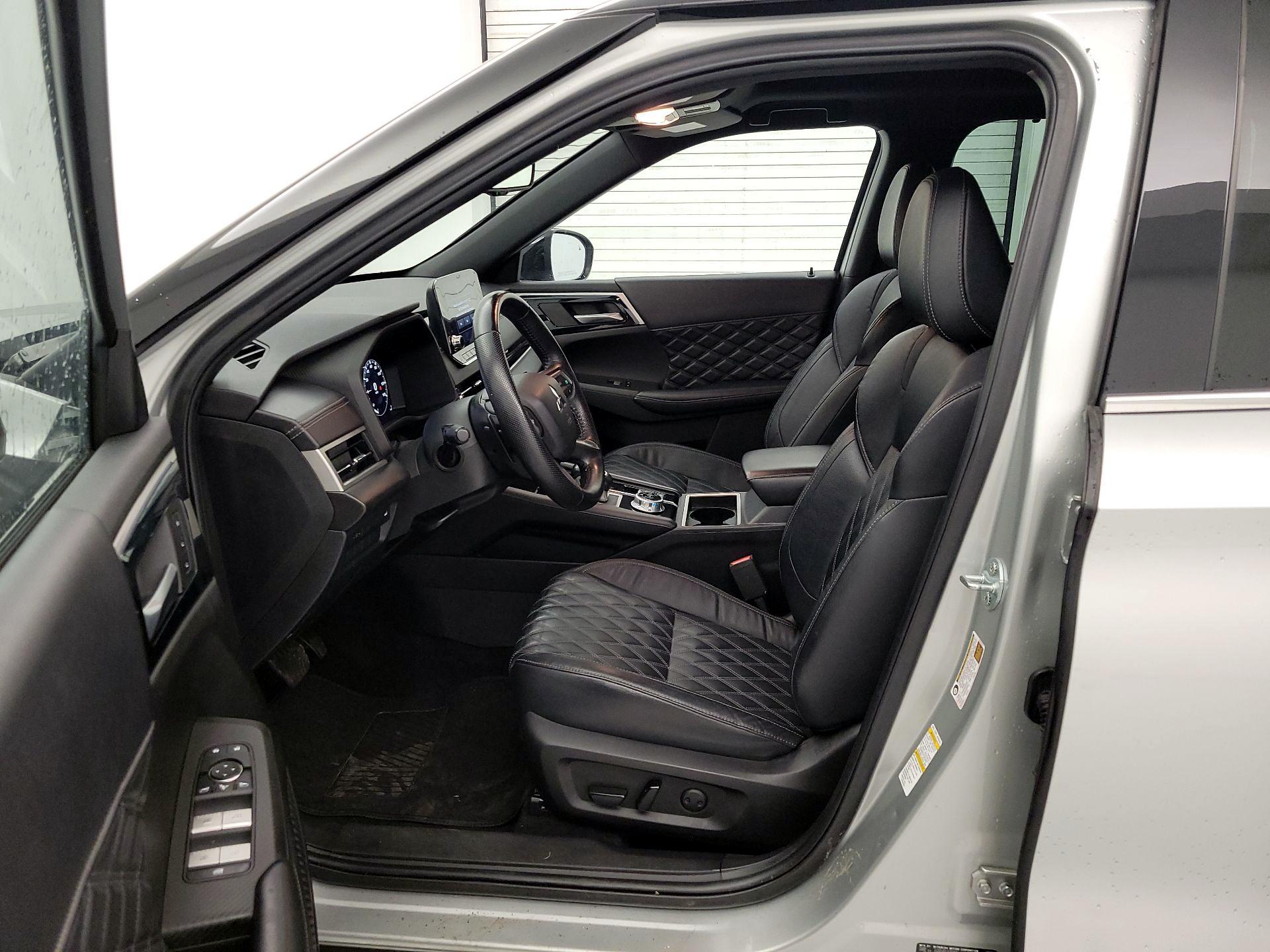 Thumbnail: 2023 Mitsubishi Outlander - 11