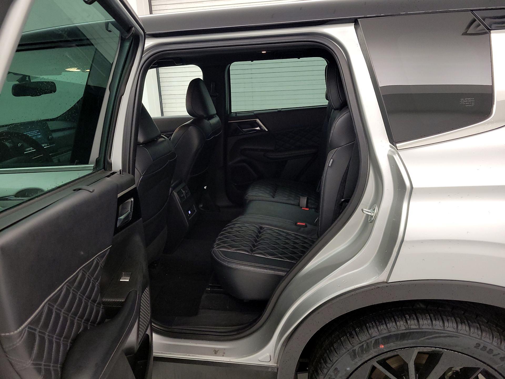 Thumbnail: 2023 Mitsubishi Outlander - 18