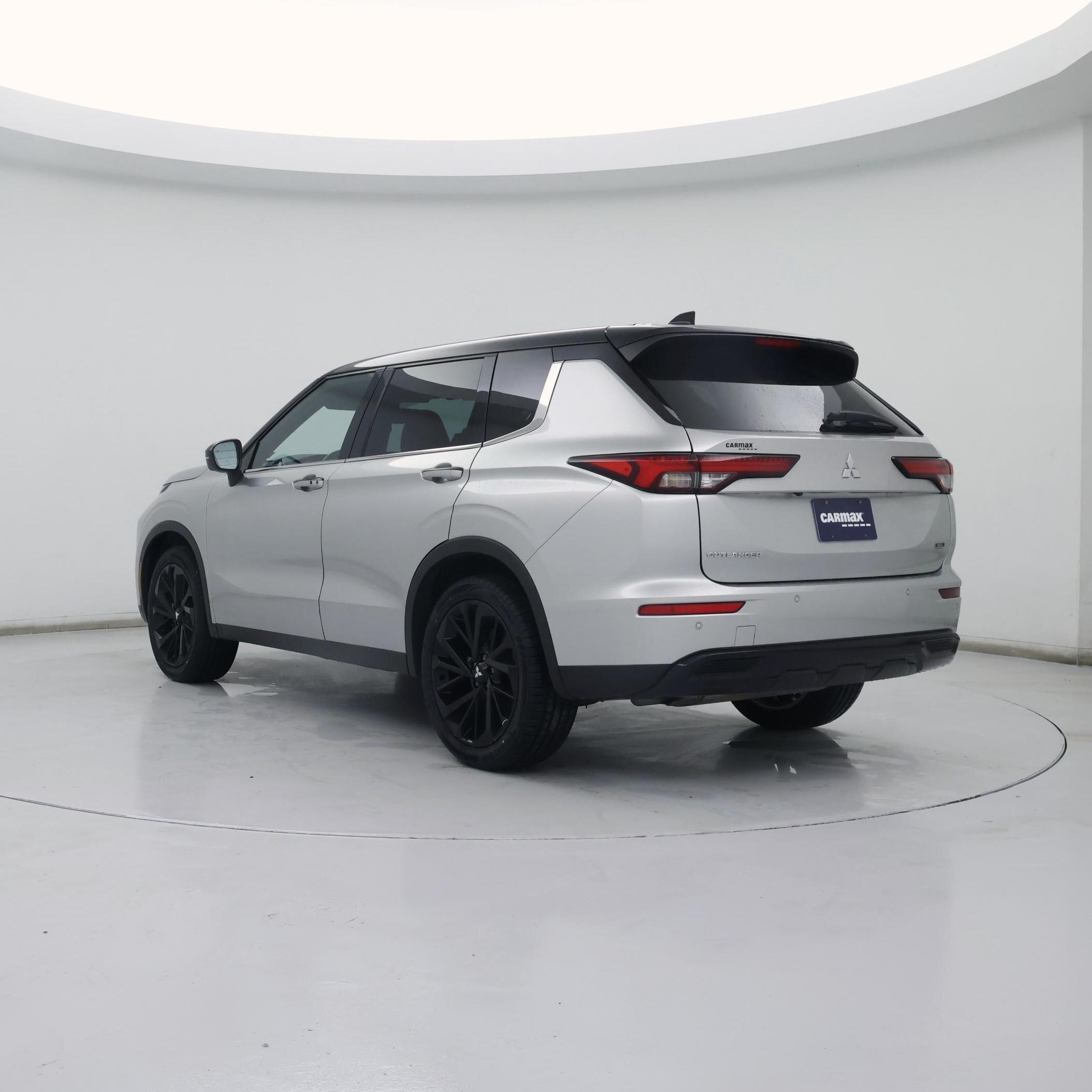 Thumbnail: 2023 Mitsubishi Outlander - 2