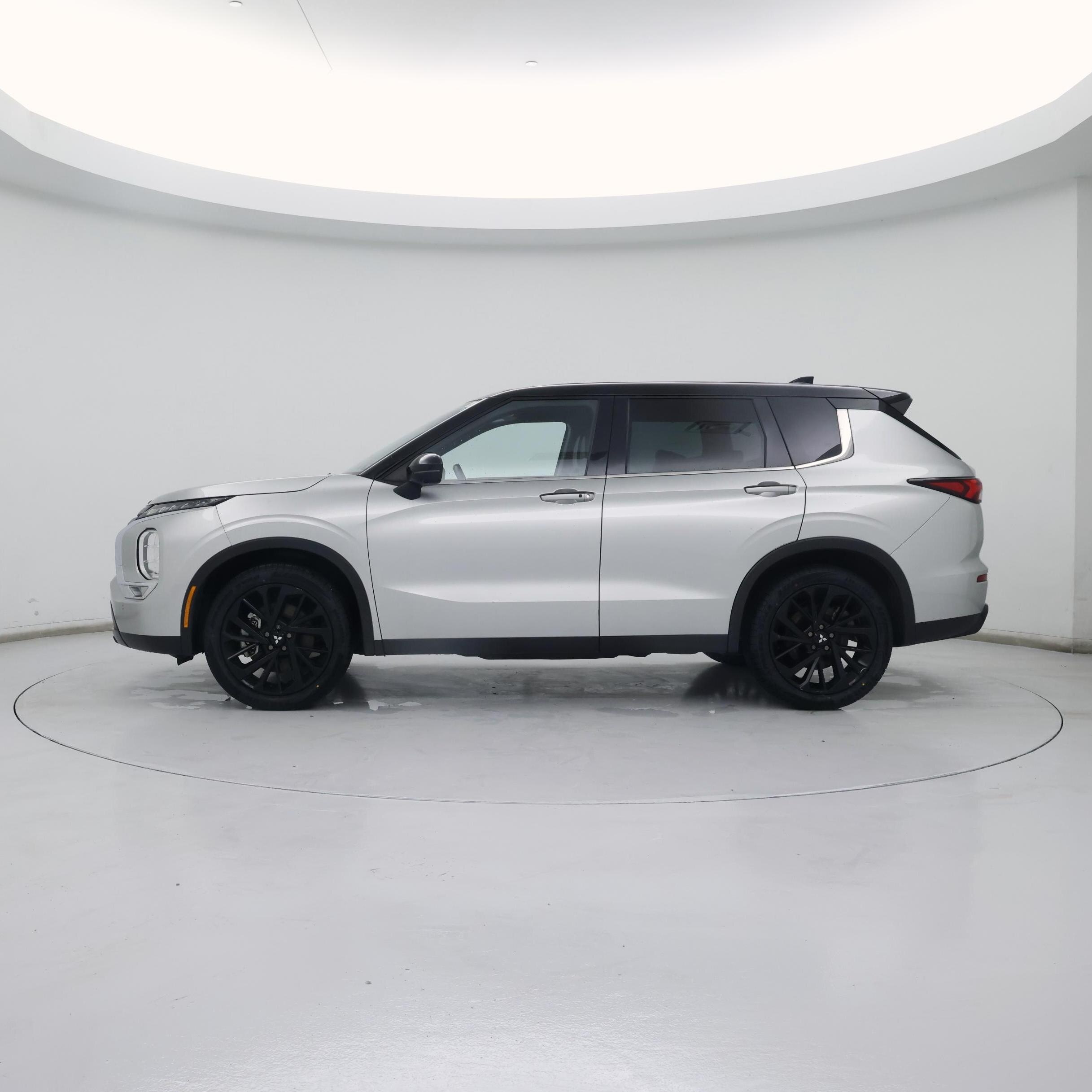 Thumbnail: 2023 Mitsubishi Outlander - 3