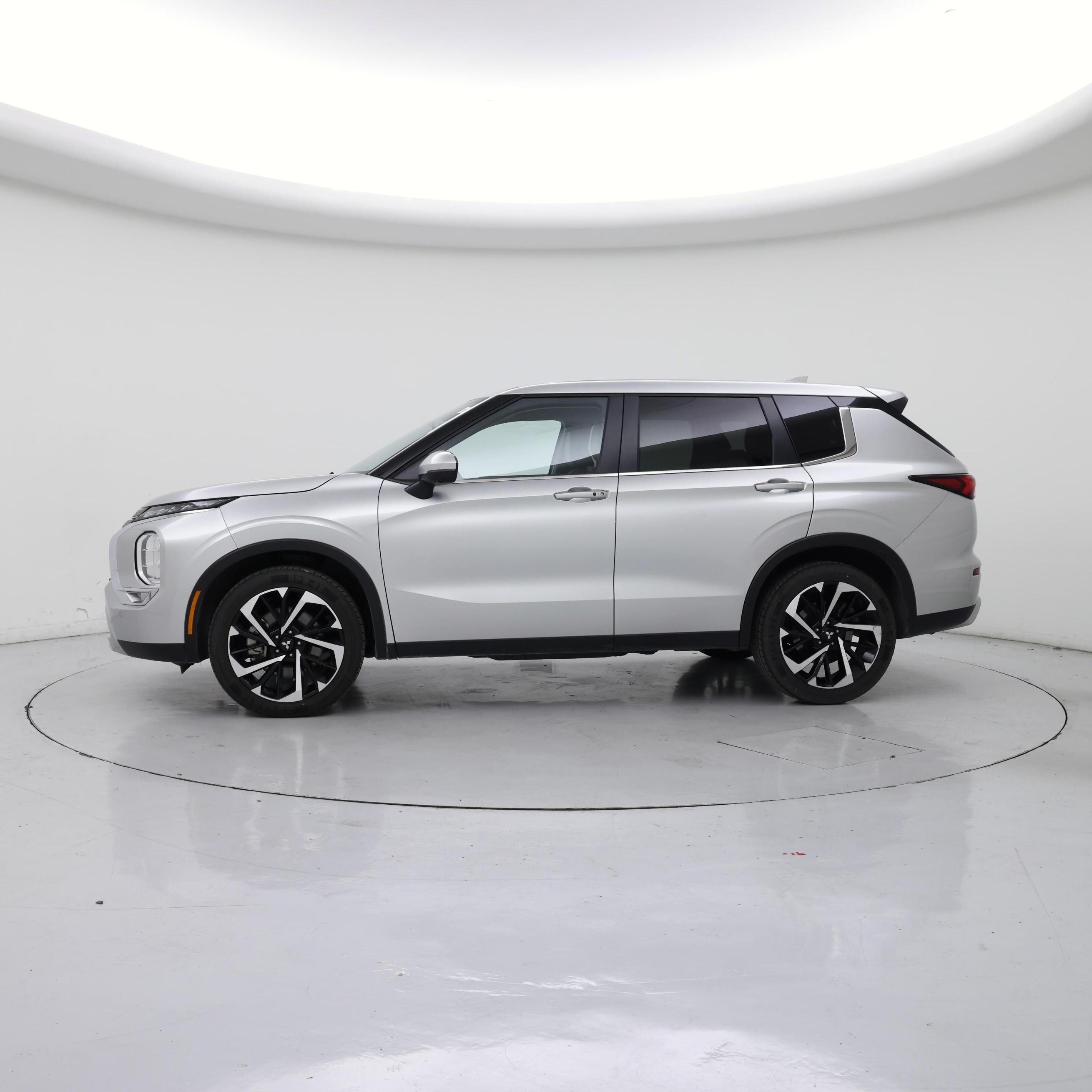 Thumbnail: 2024 Mitsubishi Outlander - 3
