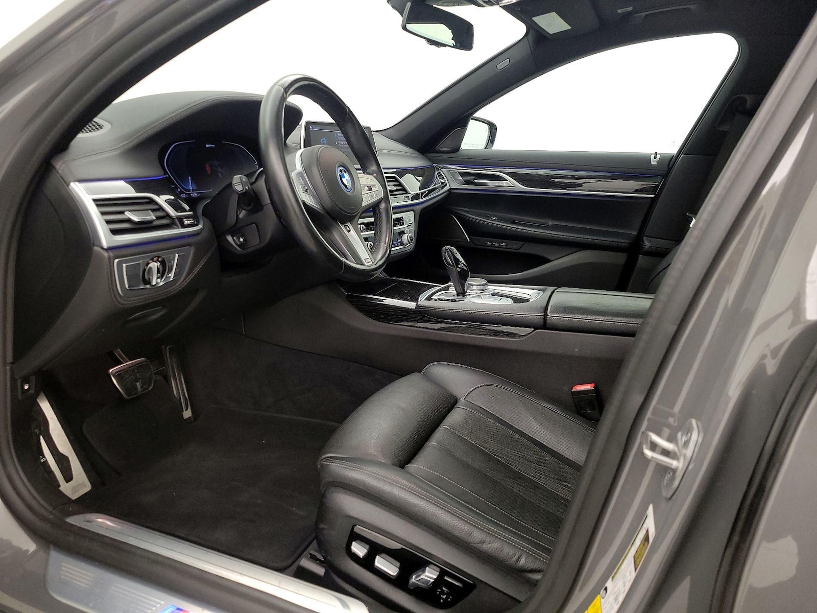 2022 BMW 7 Series 745e - Photo 12