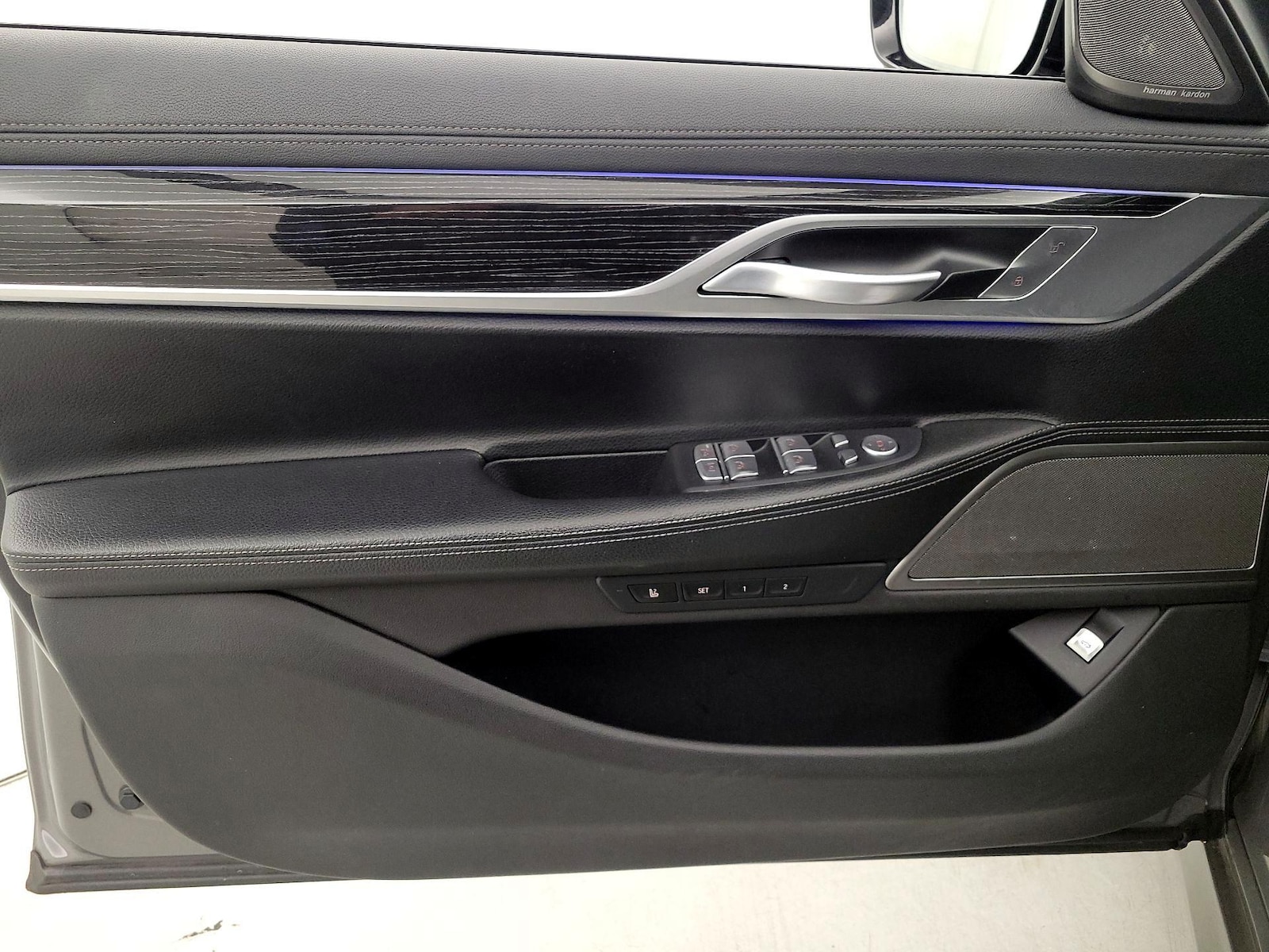 2022 BMW 7 Series 745e - Photo 13