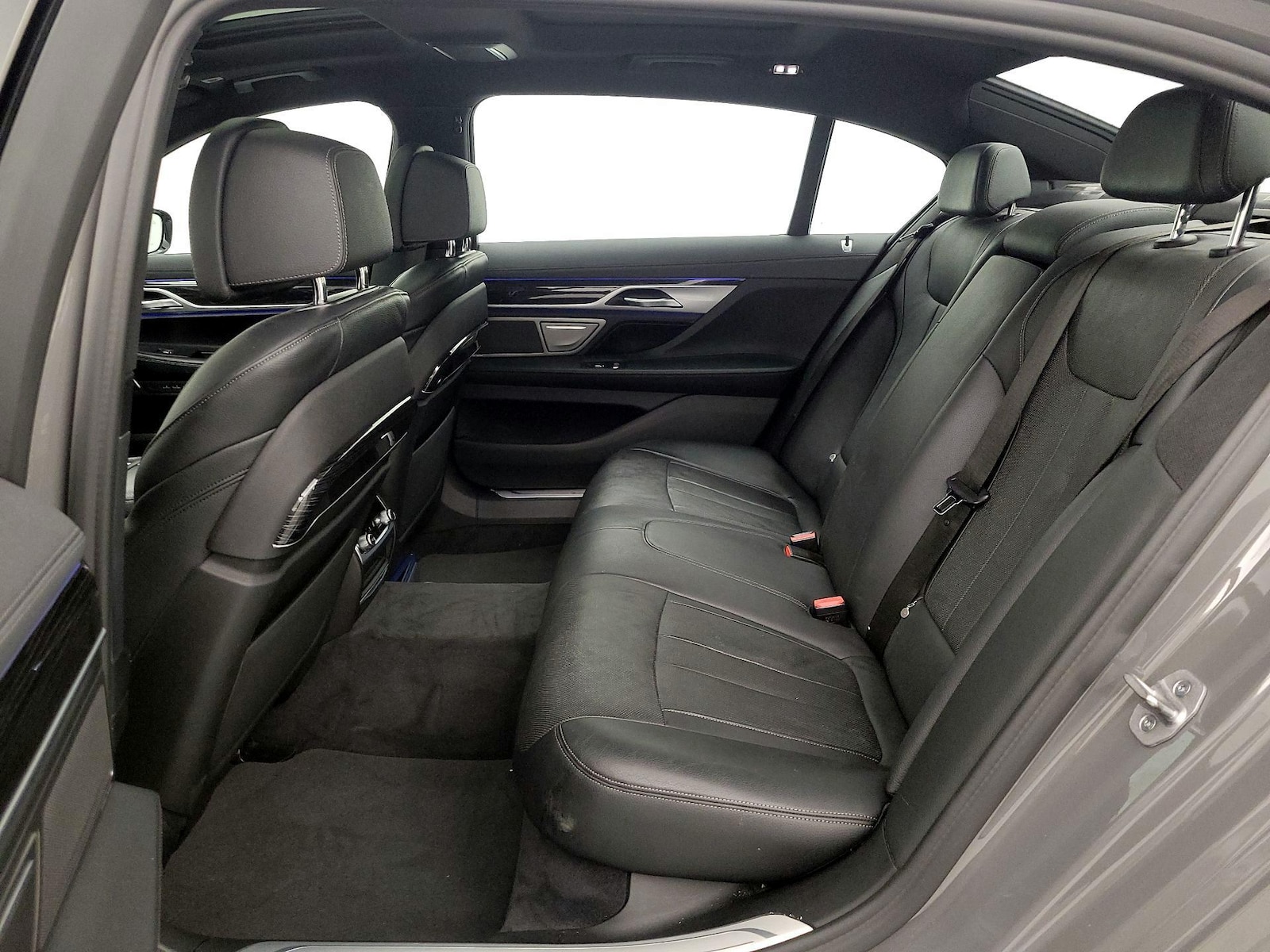 2022 BMW 7 Series 745e - Photo 22