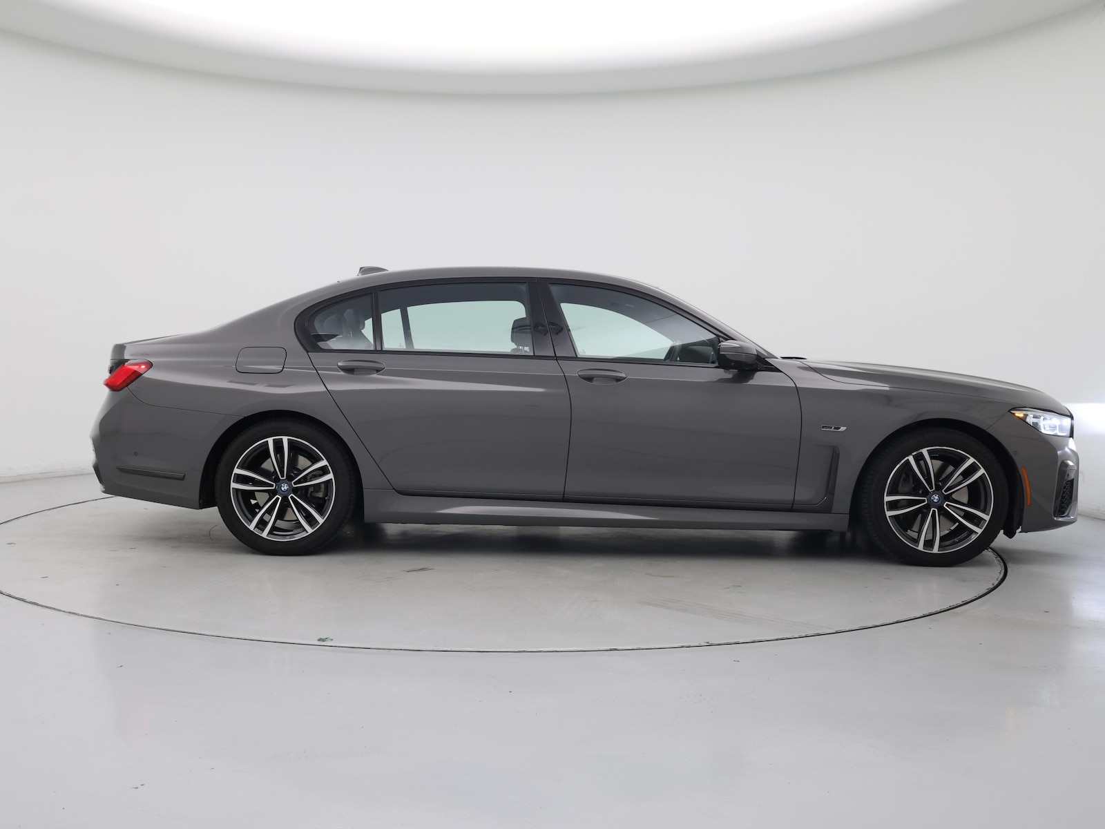 2022 BMW 7 Series 745e - Photo 8