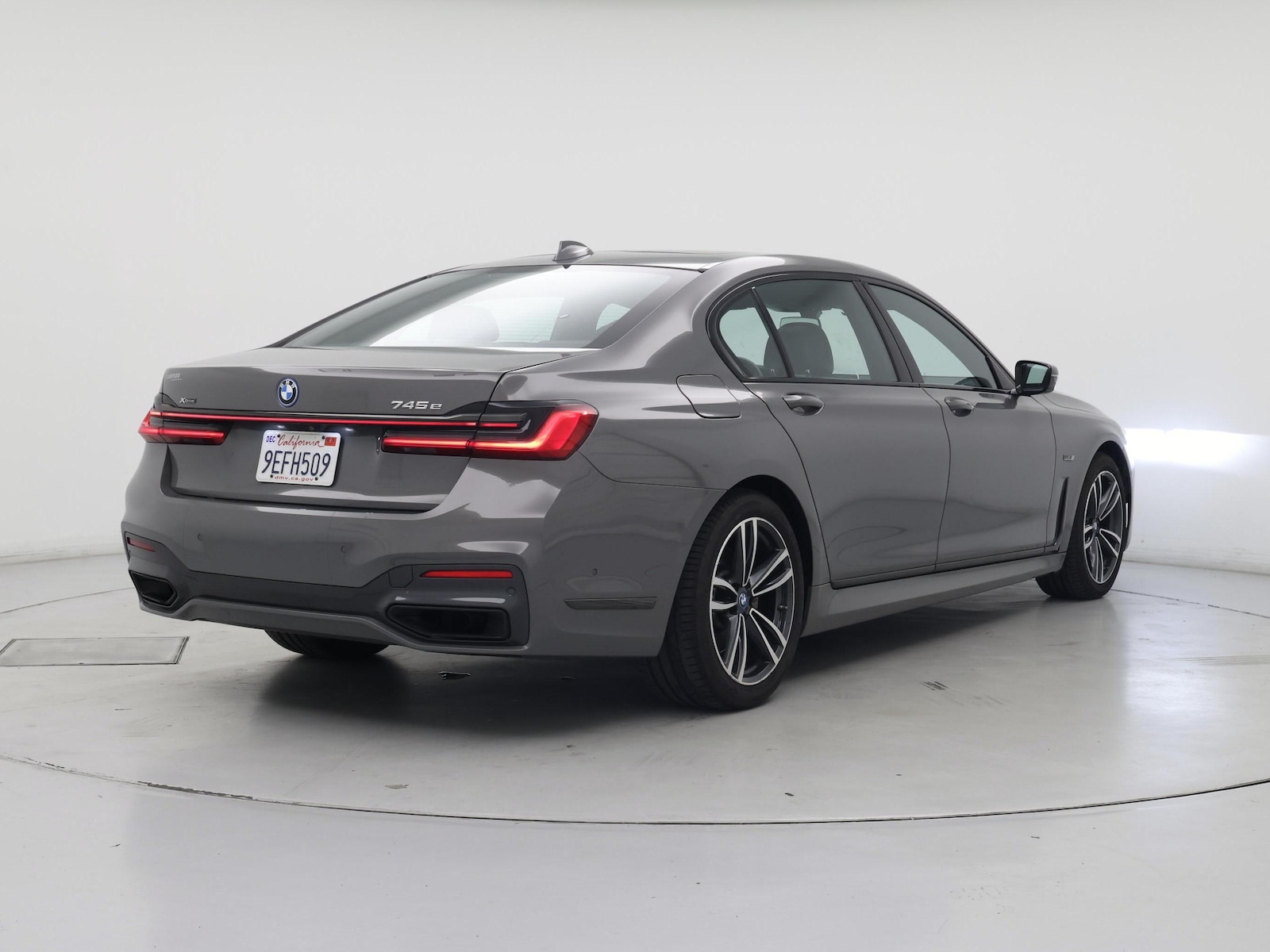 2022 BMW 7 Series 745e - Photo 9