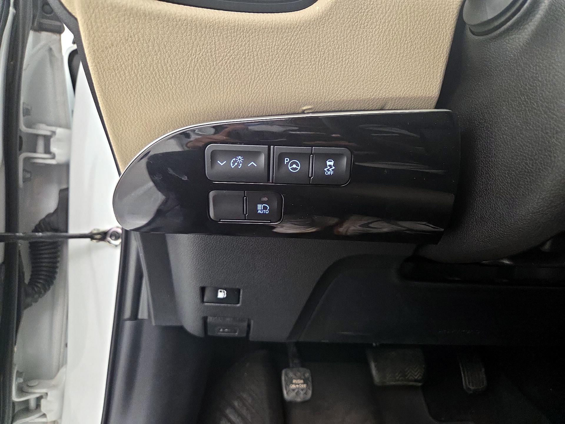 Thumbnail: 2021 Toyota Prius - 13