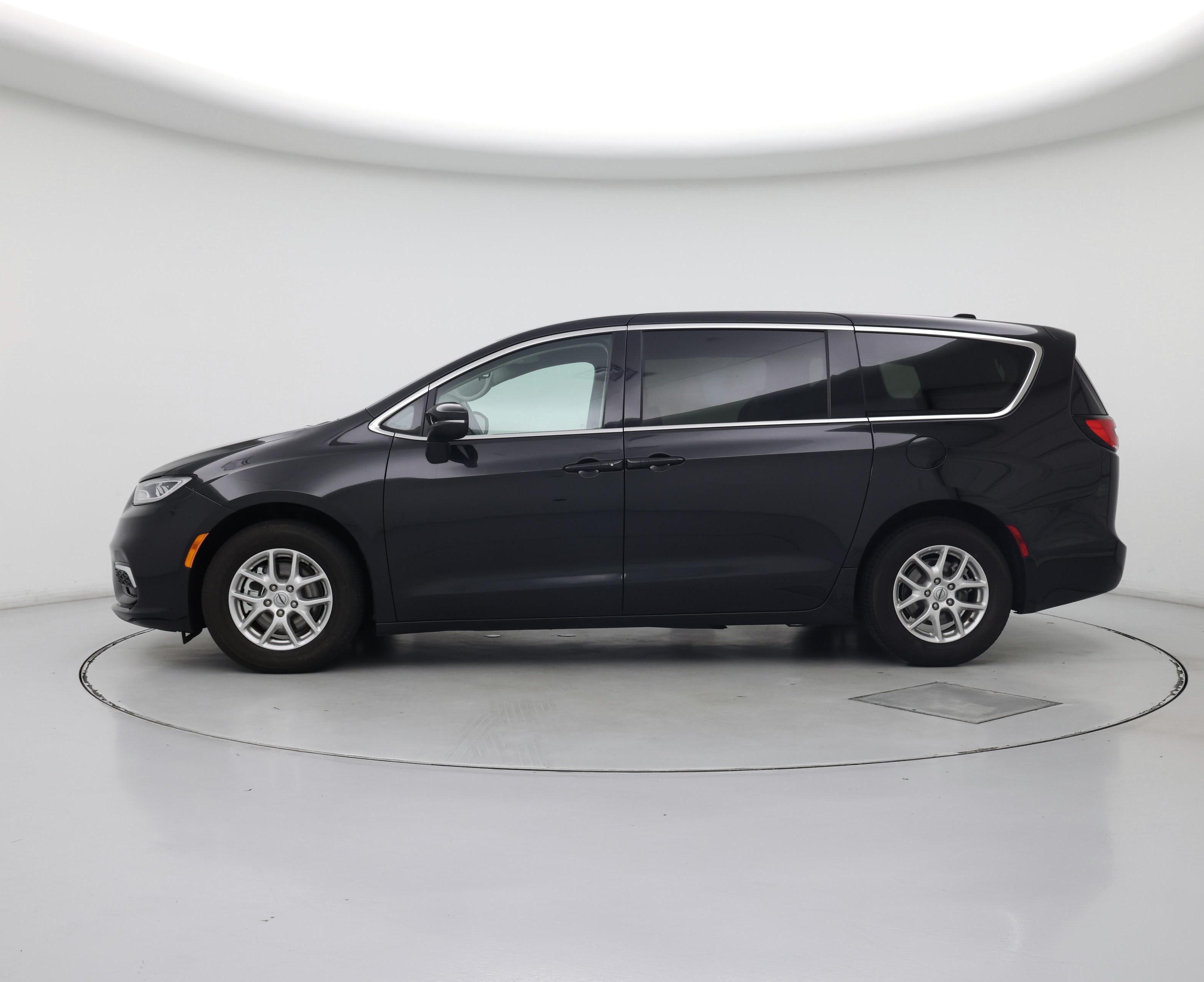 Thumbnail: 2023 Chrysler Pacifica - 3