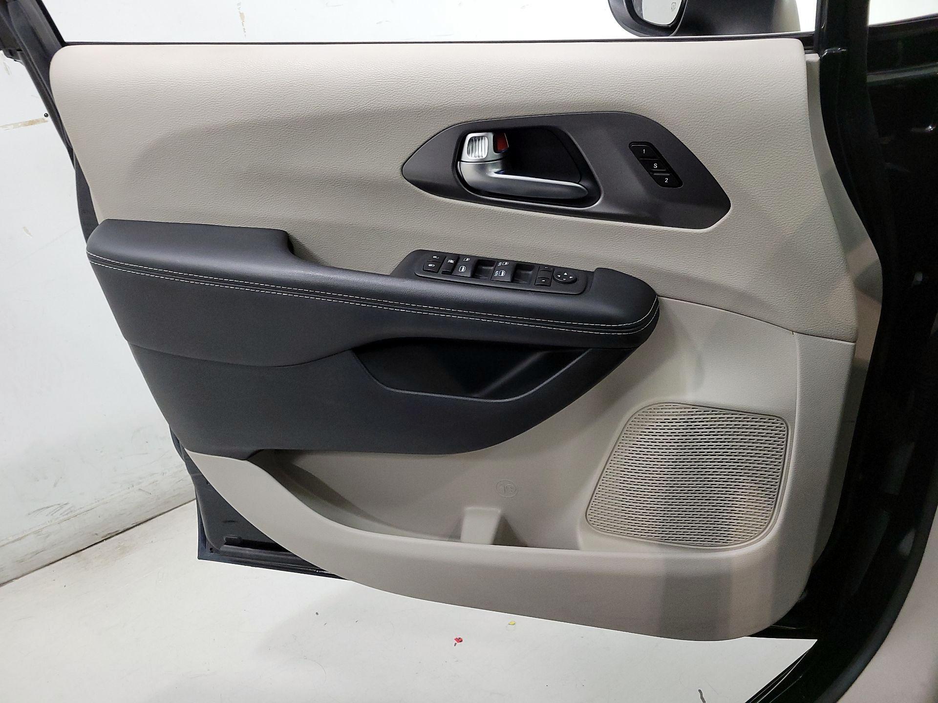 Thumbnail: 2023 Chrysler Pacifica - 12