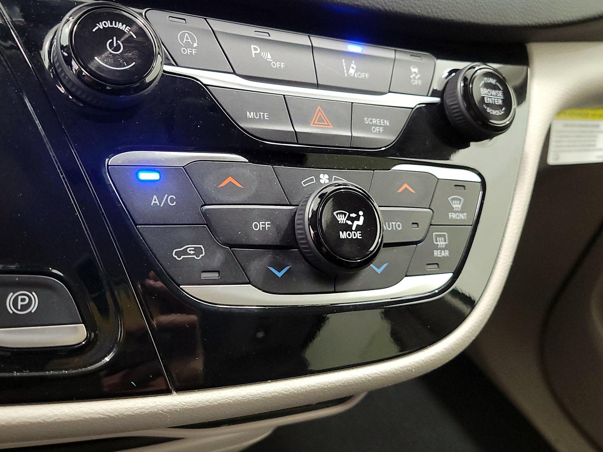 Thumbnail: 2023 Chrysler Pacifica - 16