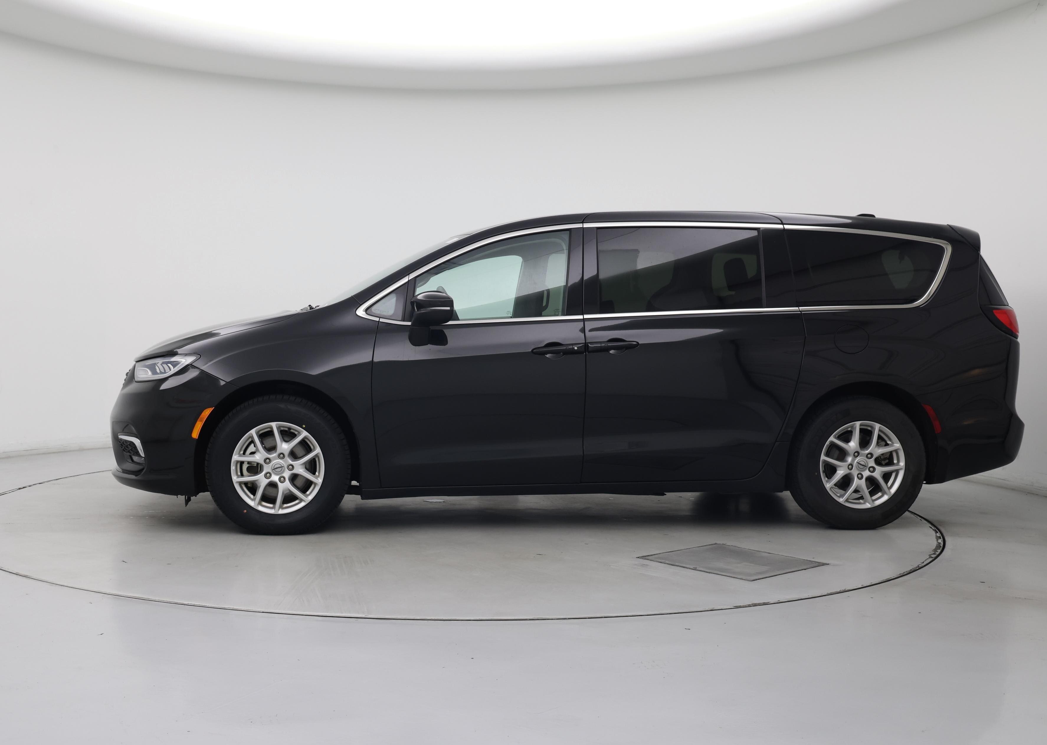 Thumbnail: 2023 Chrysler Pacifica - 3