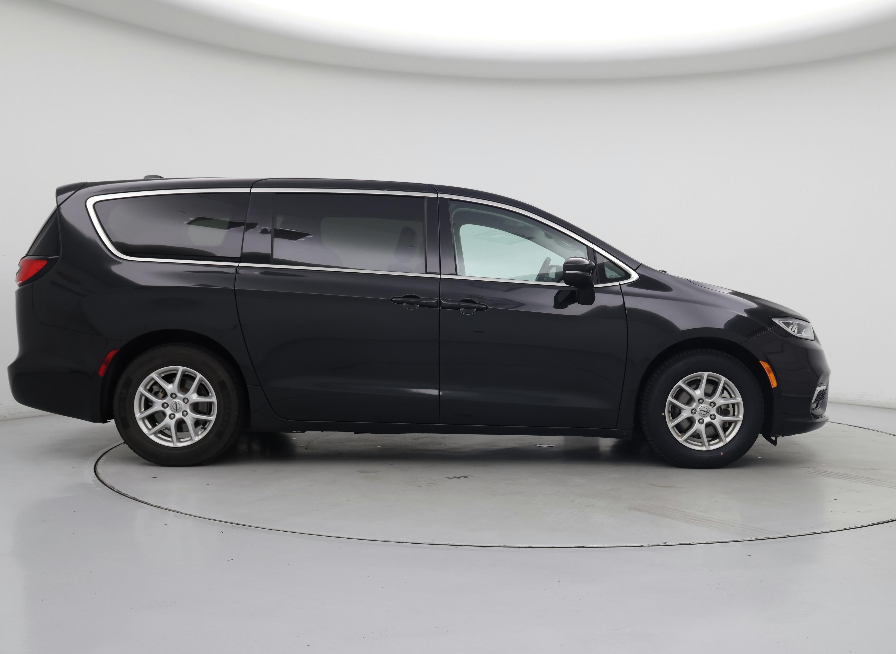 Thumbnail: 2023 Chrysler Pacifica - 7