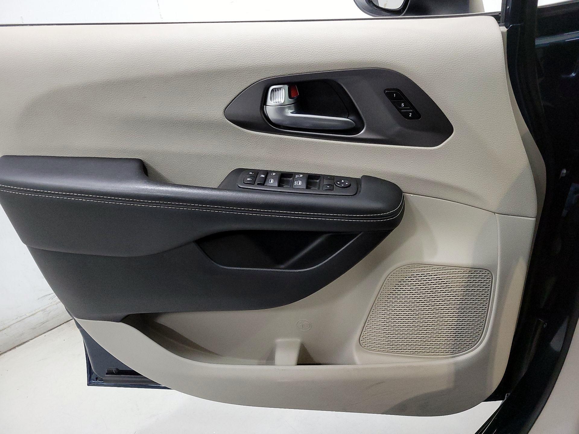 Thumbnail: 2023 Chrysler Pacifica - 12