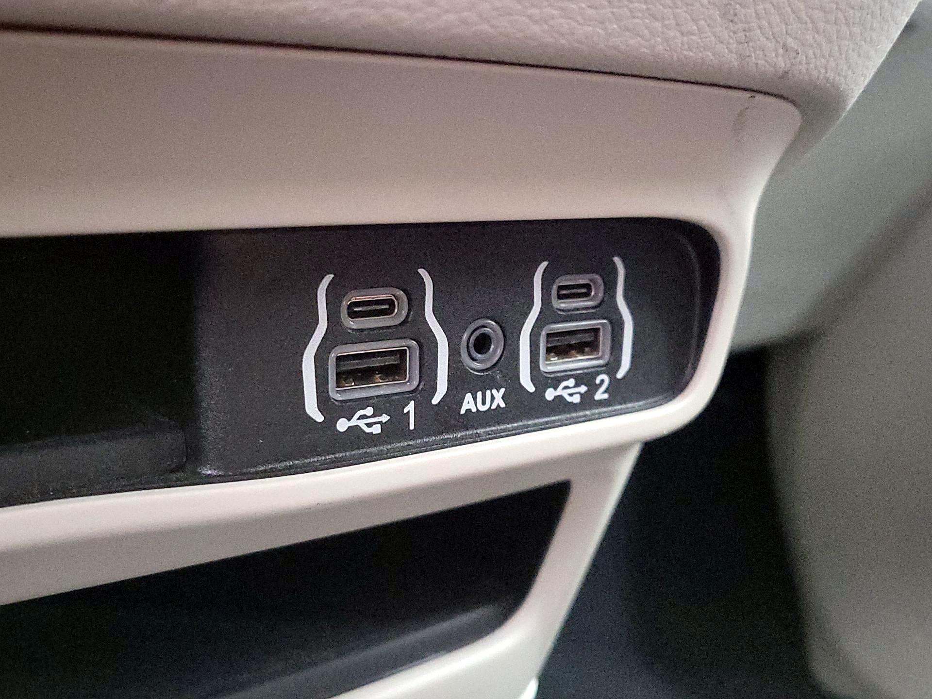 Thumbnail: 2023 Chrysler Pacifica - 18