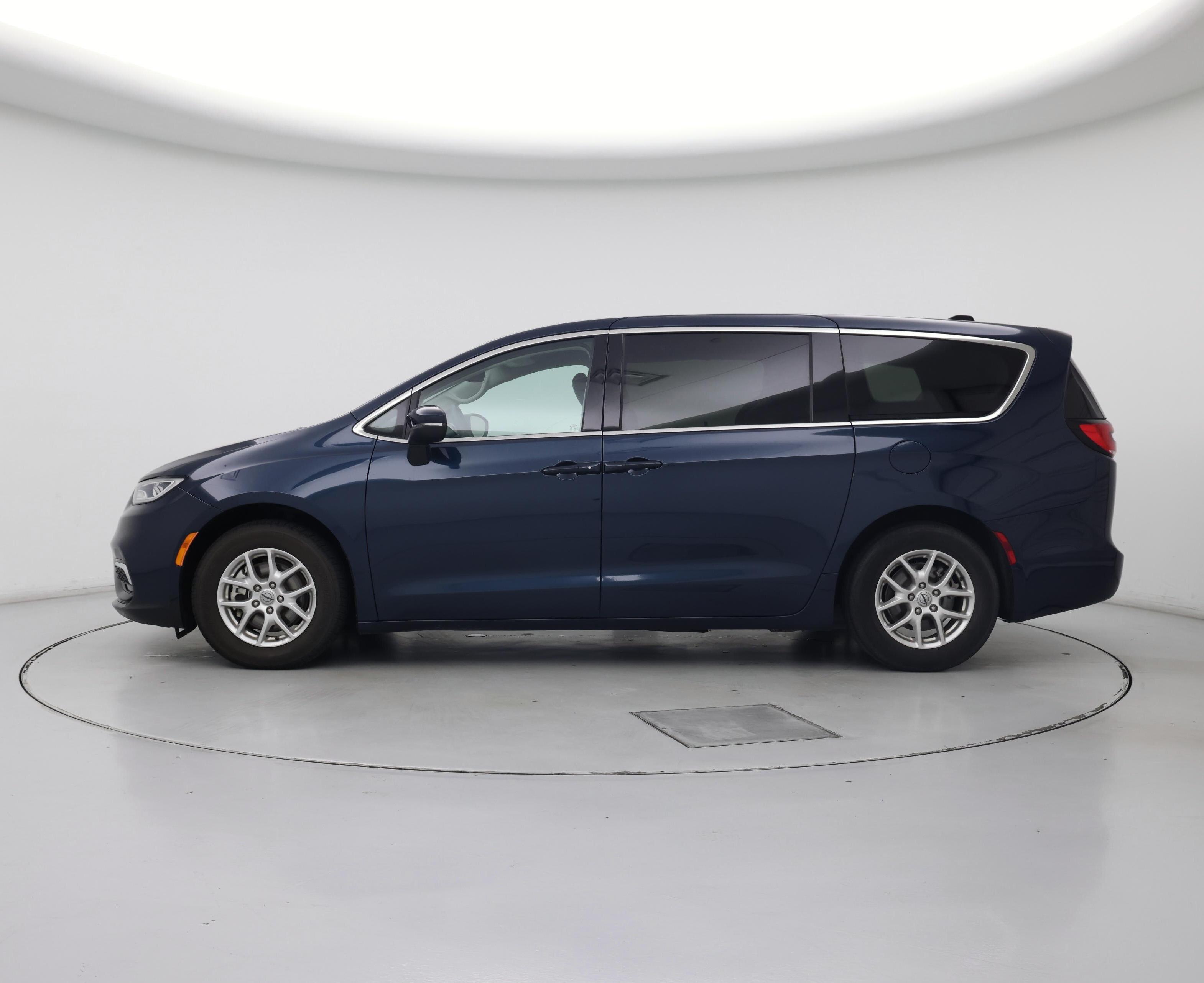 Thumbnail: 2023 Chrysler Pacifica - 3