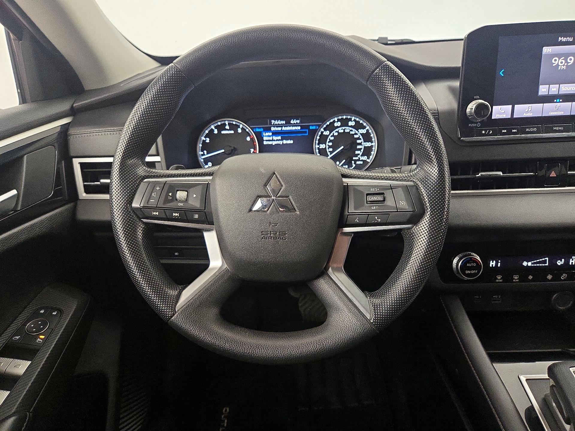 Thumbnail: 2022 Mitsubishi Outlander - 10