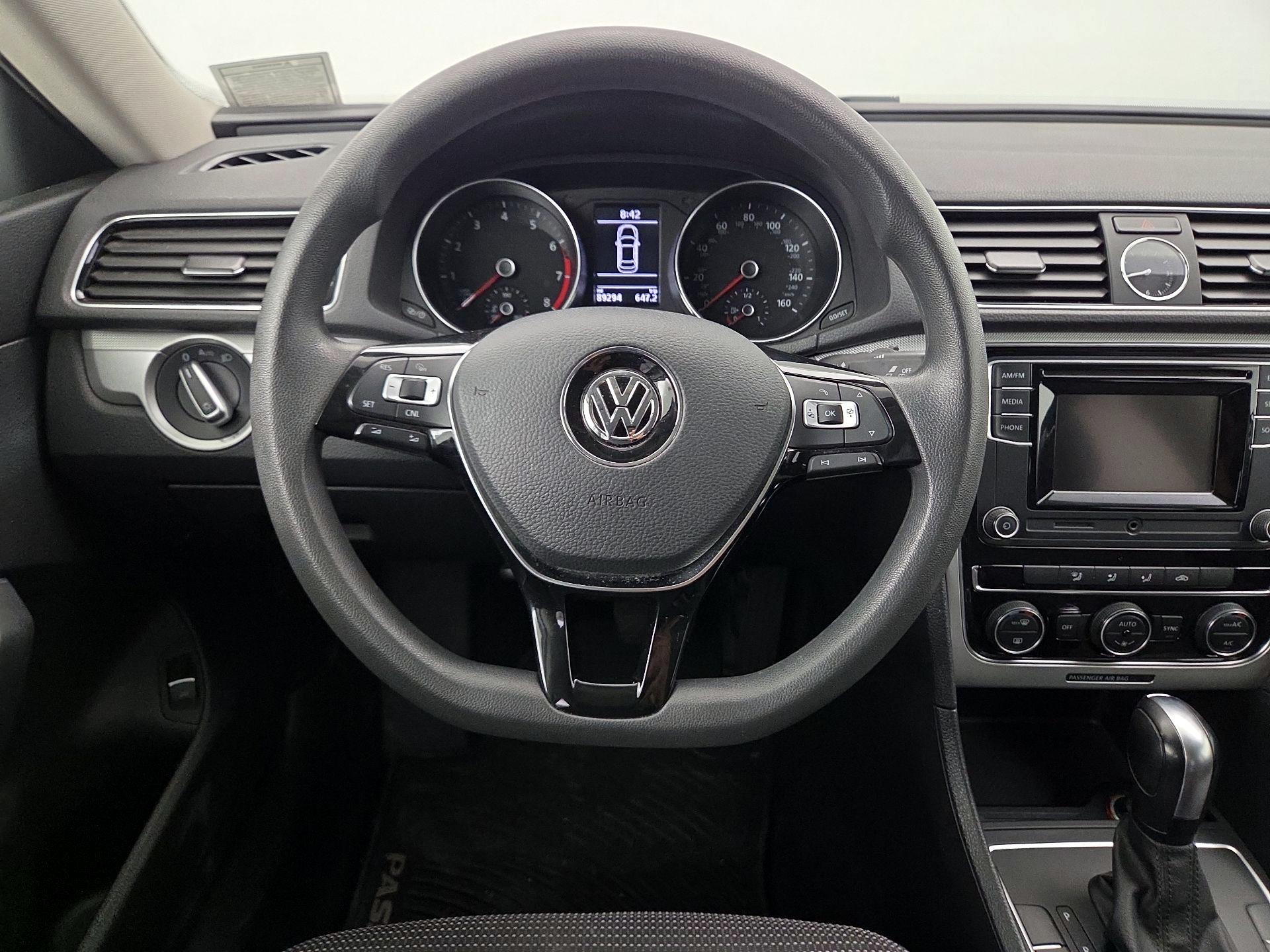 Thumbnail: 2016 Volkswagen Passat - 10