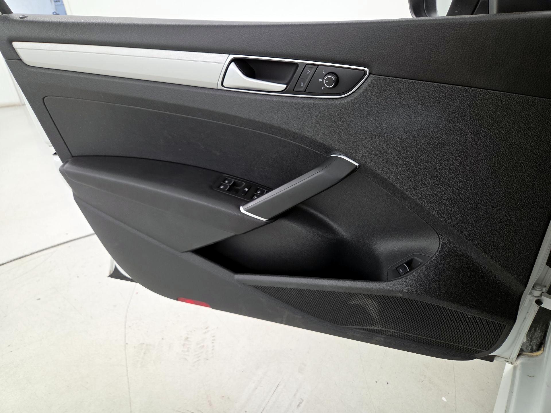 Thumbnail: 2016 Volkswagen Passat - 12