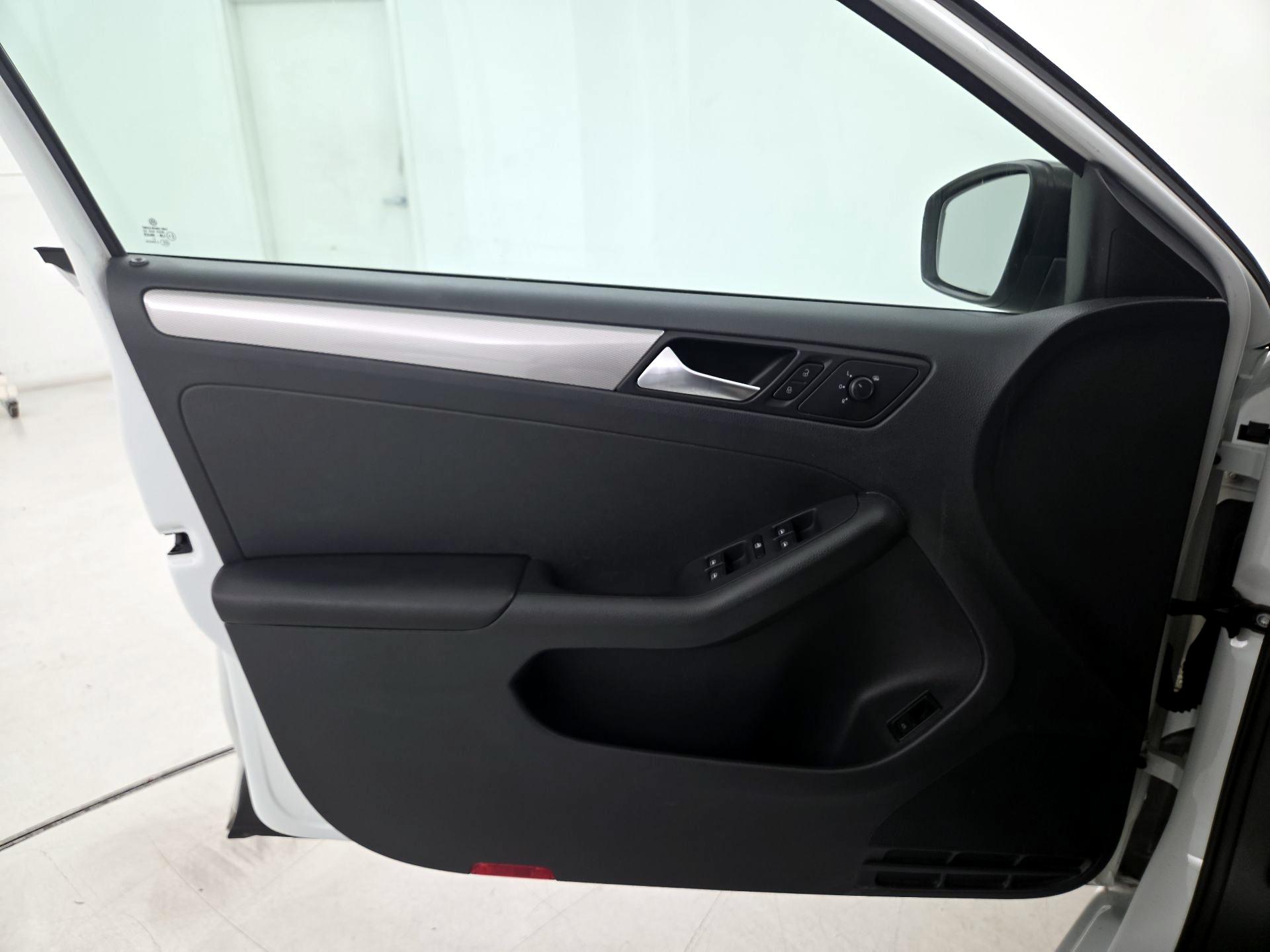 Thumbnail: 2015 Volkswagen Jetta - 12