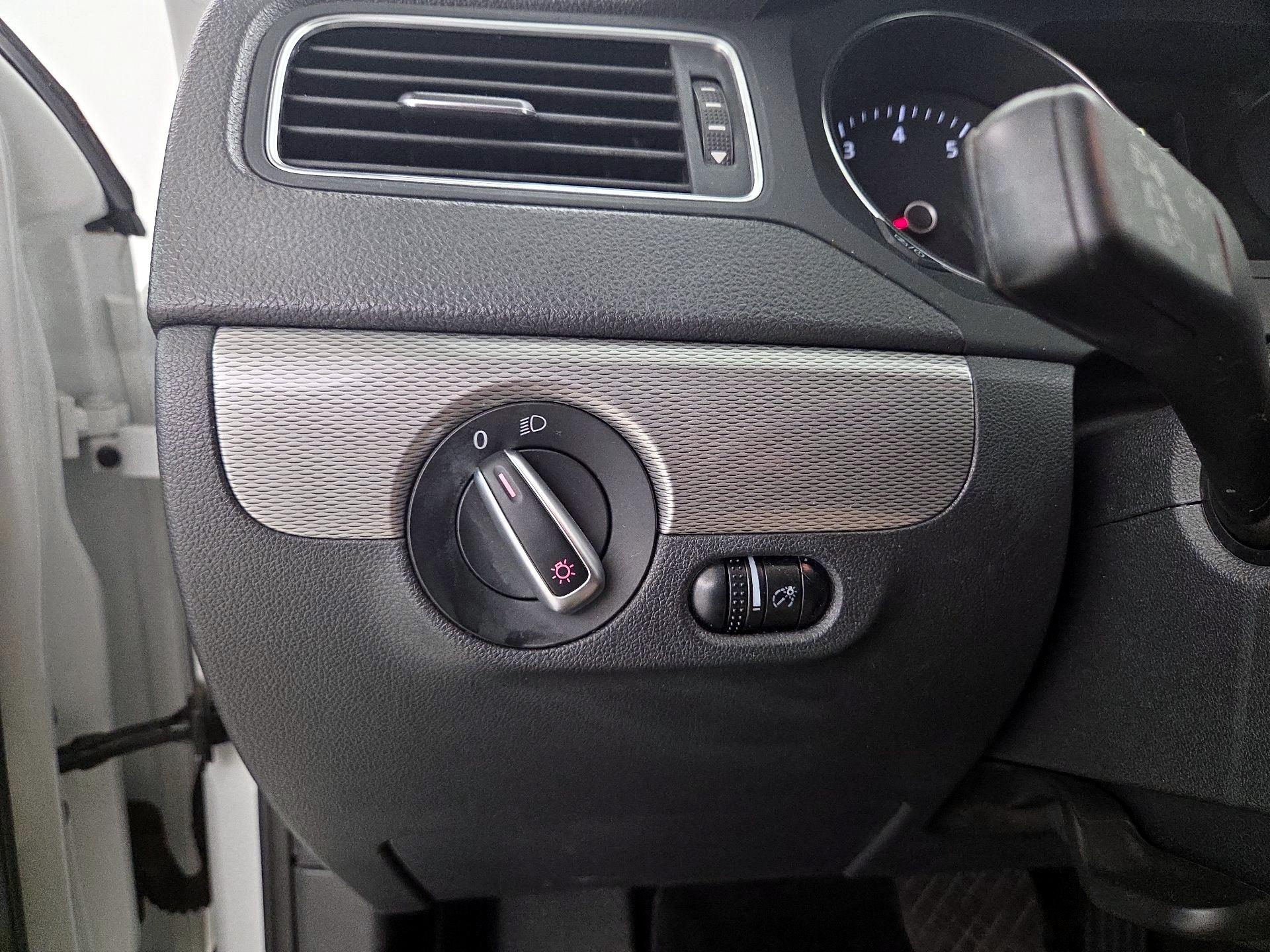 Thumbnail: 2015 Volkswagen Jetta - 13