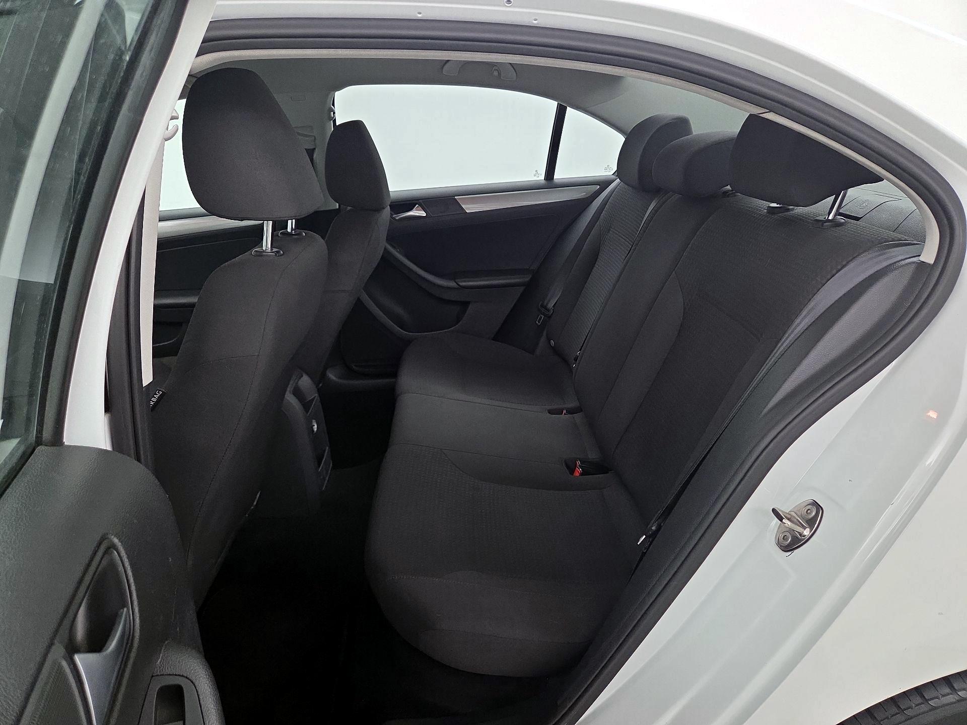 Thumbnail: 2015 Volkswagen Jetta - 18