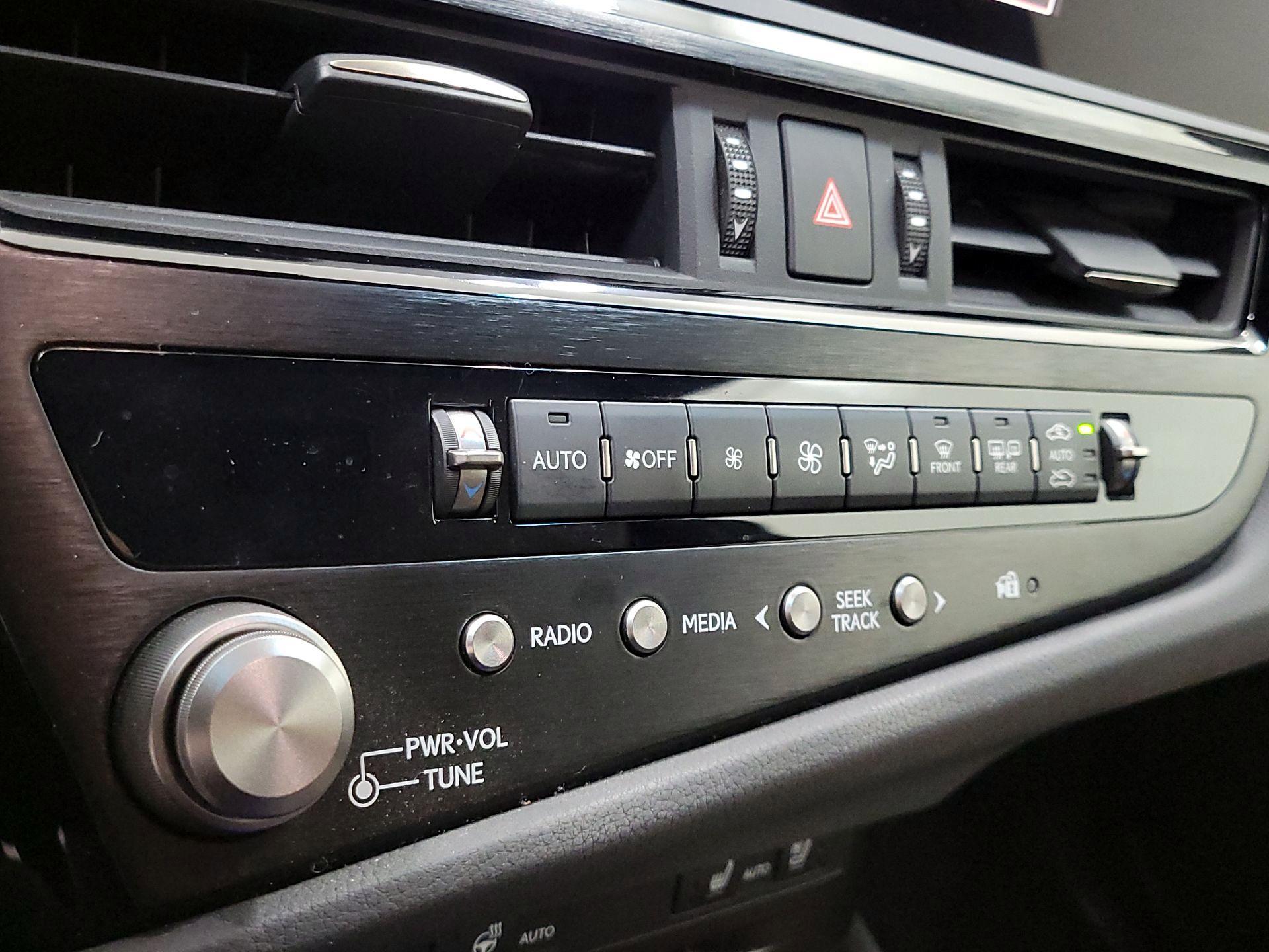 Thumbnail: 2022 Lexus ES - 16