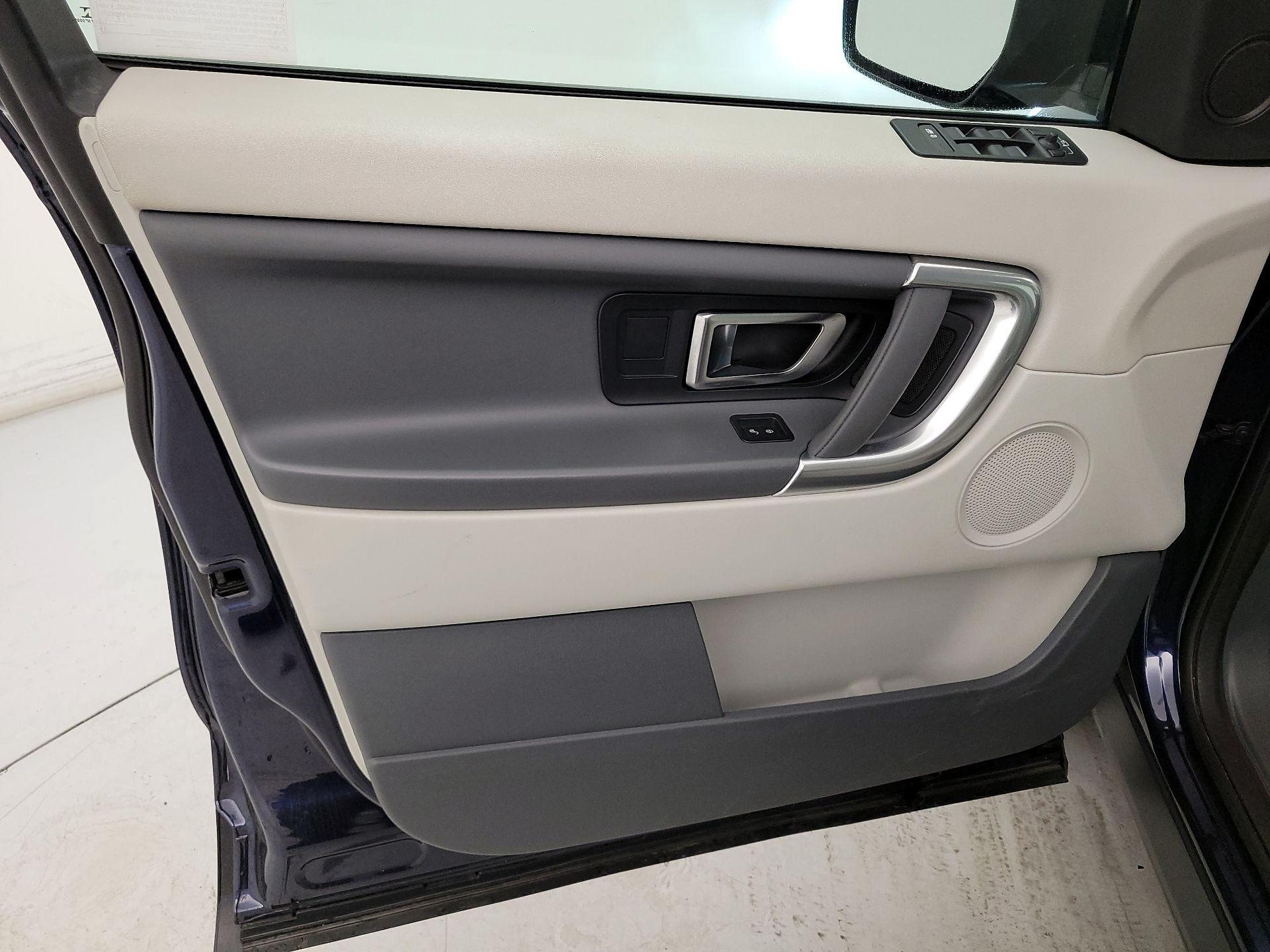 Thumbnail: 2017 Land Rover Discovery Sport - 12