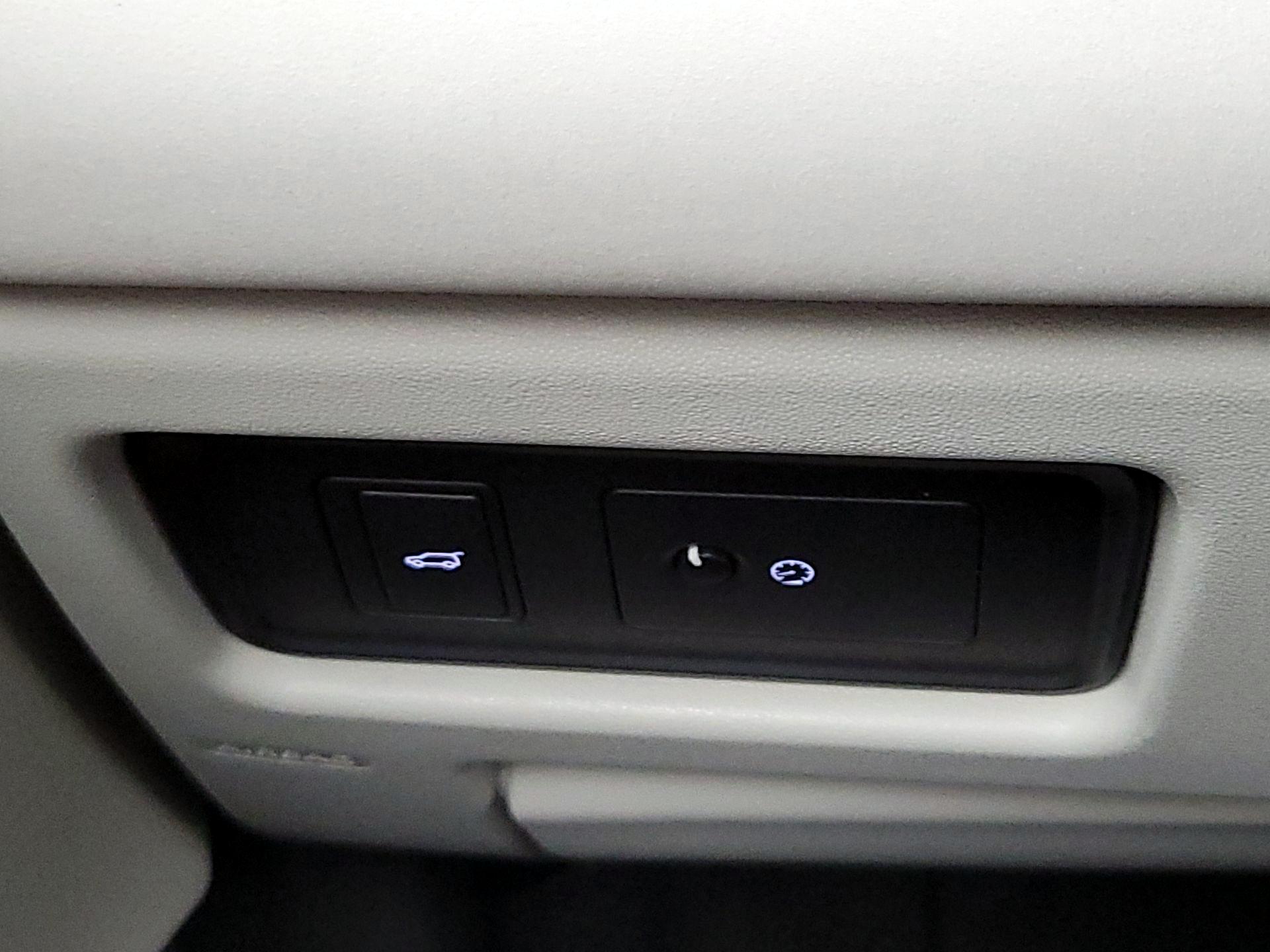 Thumbnail: 2017 Land Rover Discovery Sport - 13