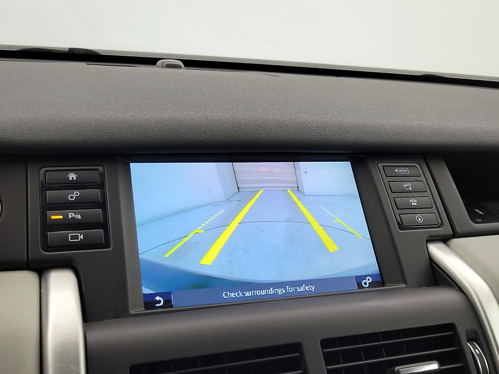 Thumbnail: 2017 Land Rover Discovery Sport - 14