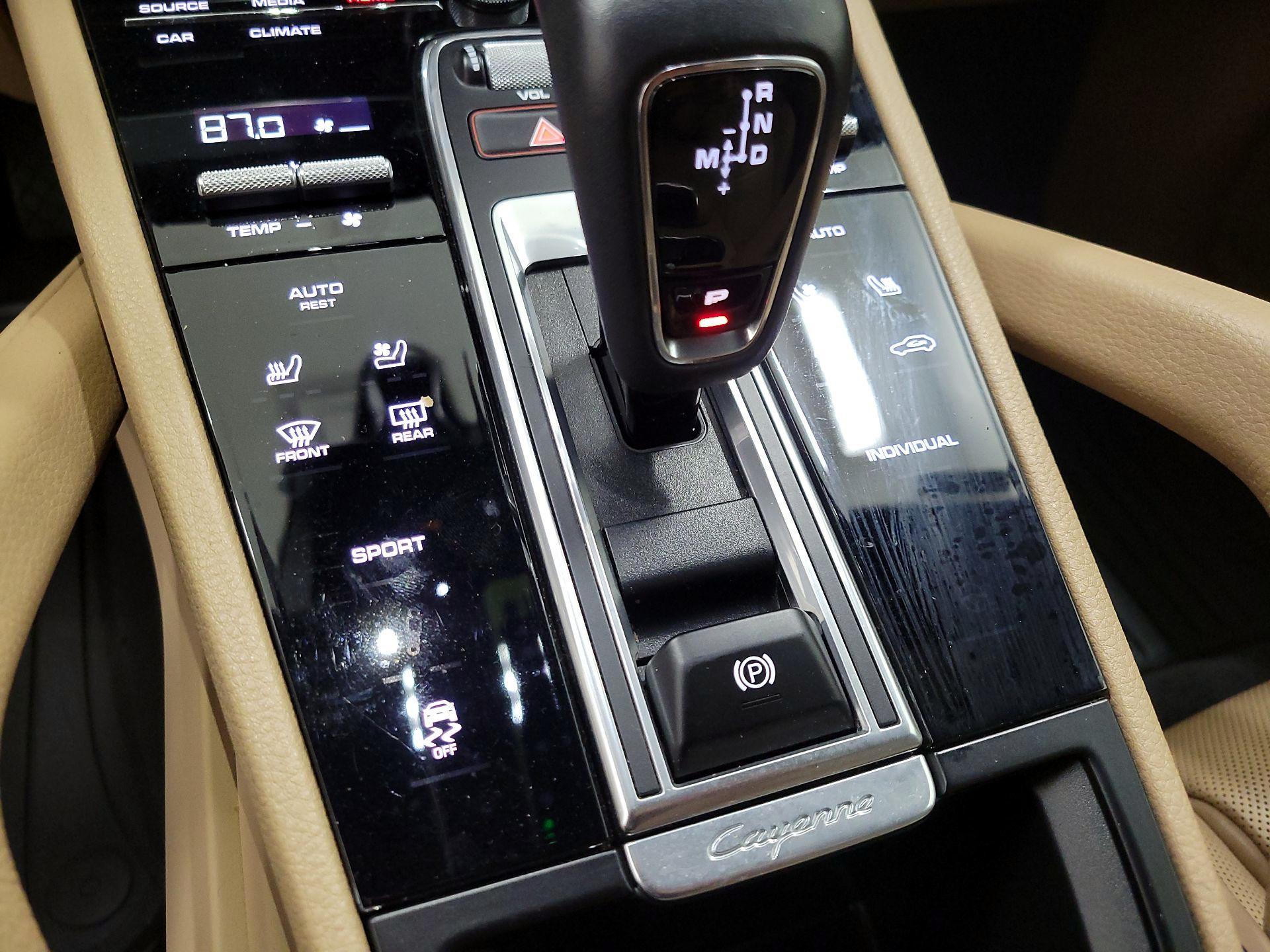 Thumbnail: 2020 Porsche Cayenne - 16