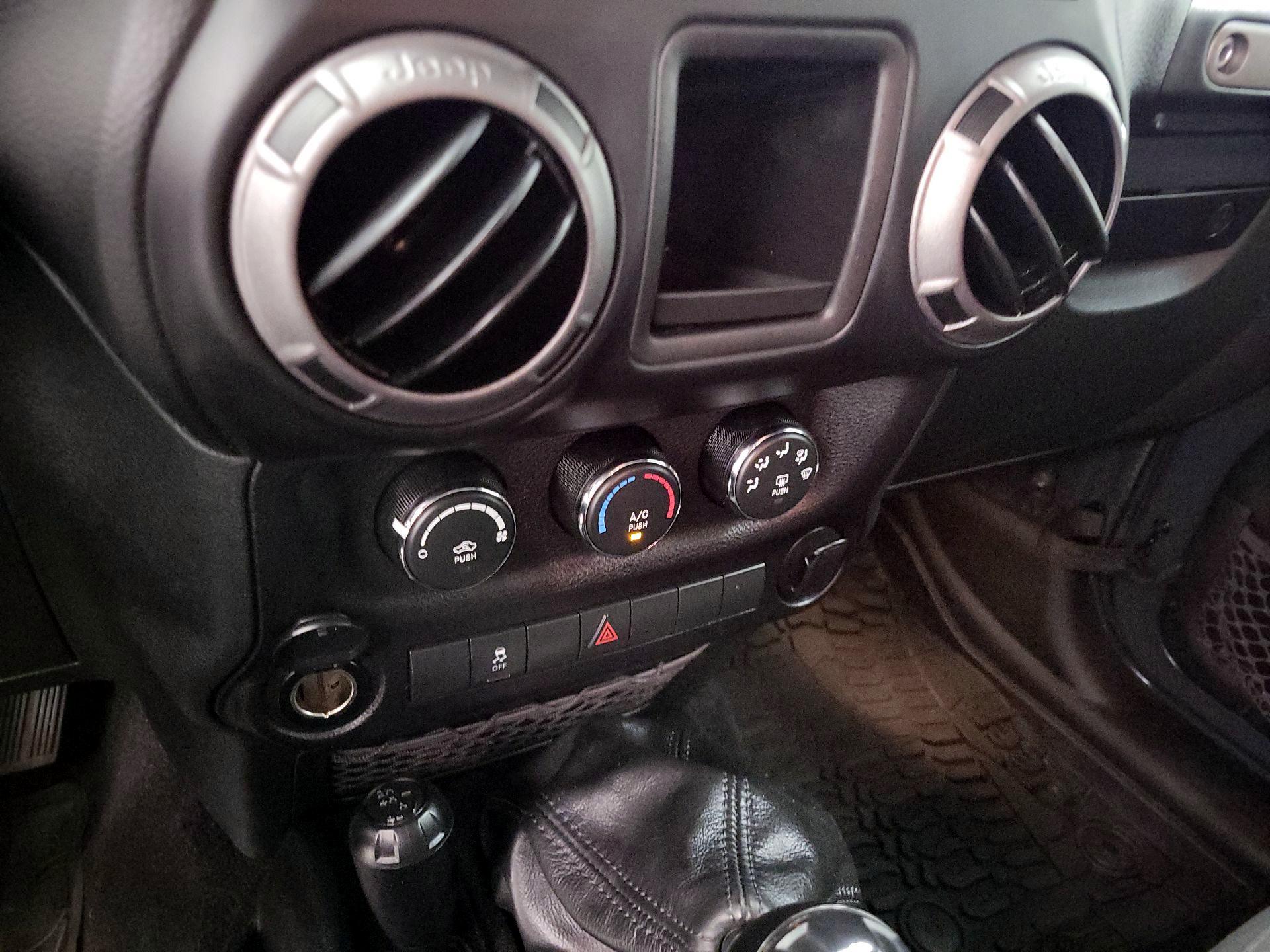 Thumbnail: 2017 Jeep Wrangler - 14