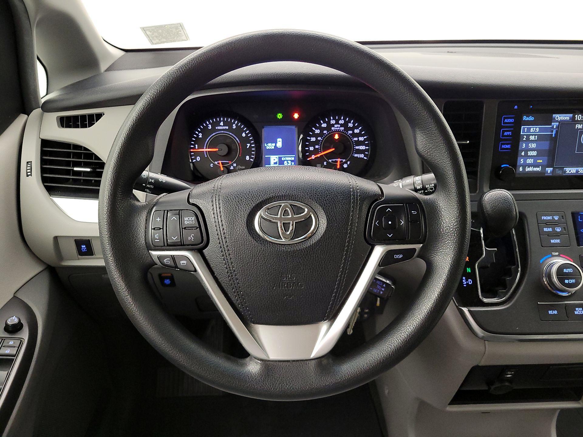 Thumbnail: 2015 Toyota Sienna - 10