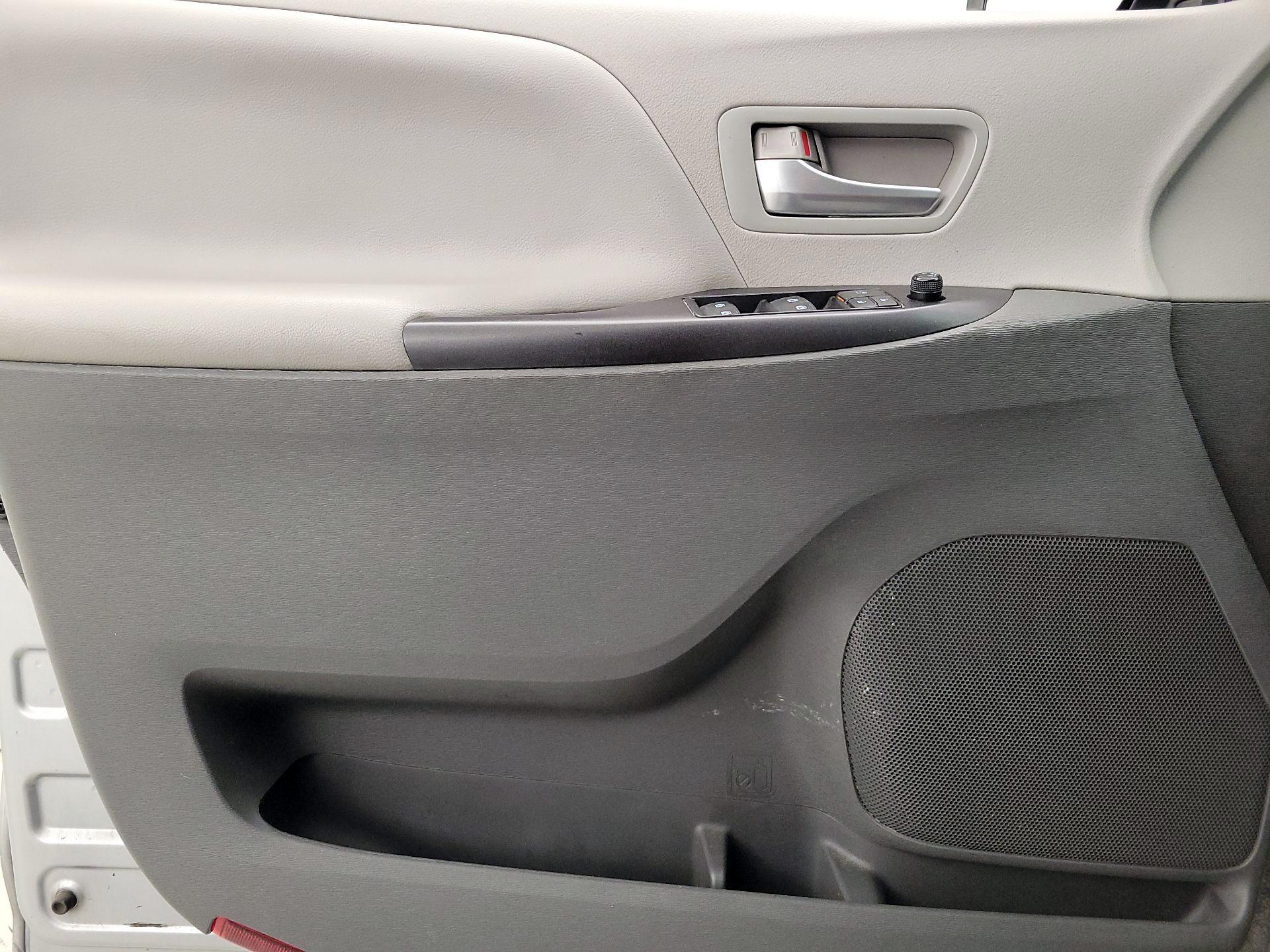 Thumbnail: 2015 Toyota Sienna - 12