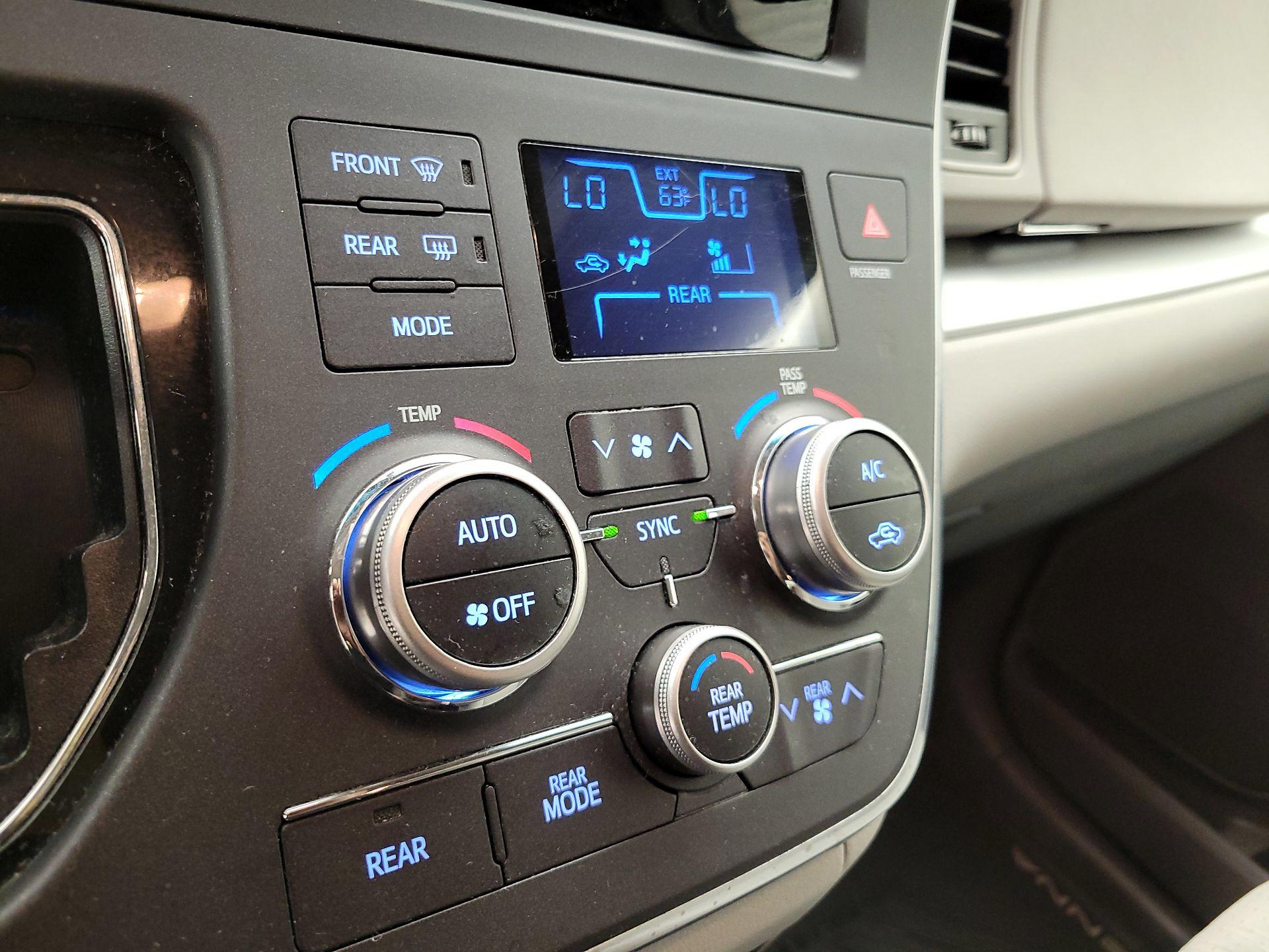 Thumbnail: 2015 Toyota Sienna - 15