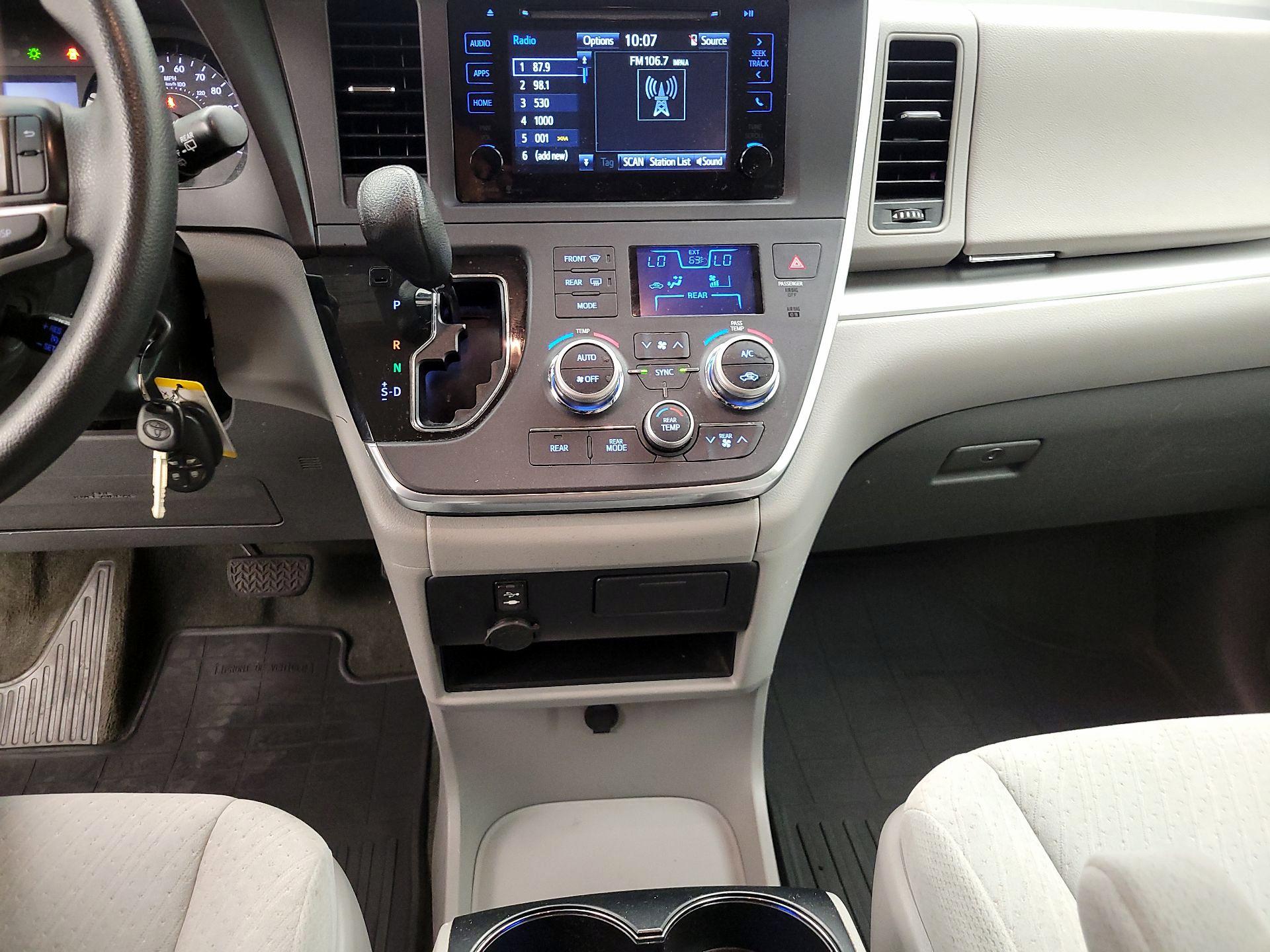 Thumbnail: 2015 Toyota Sienna - 16