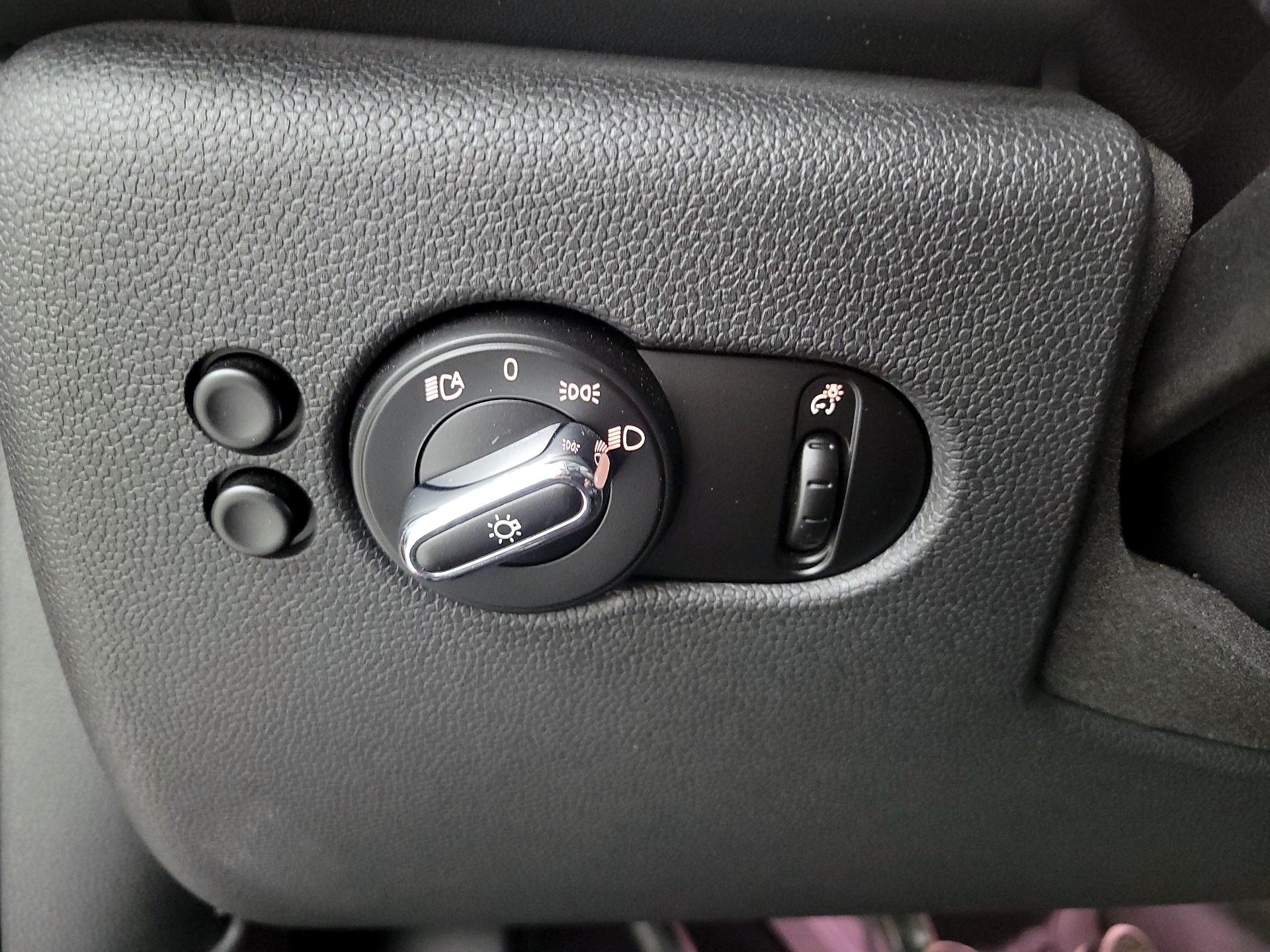 Thumbnail: 2015 MINI Cooper Hardtop - 13