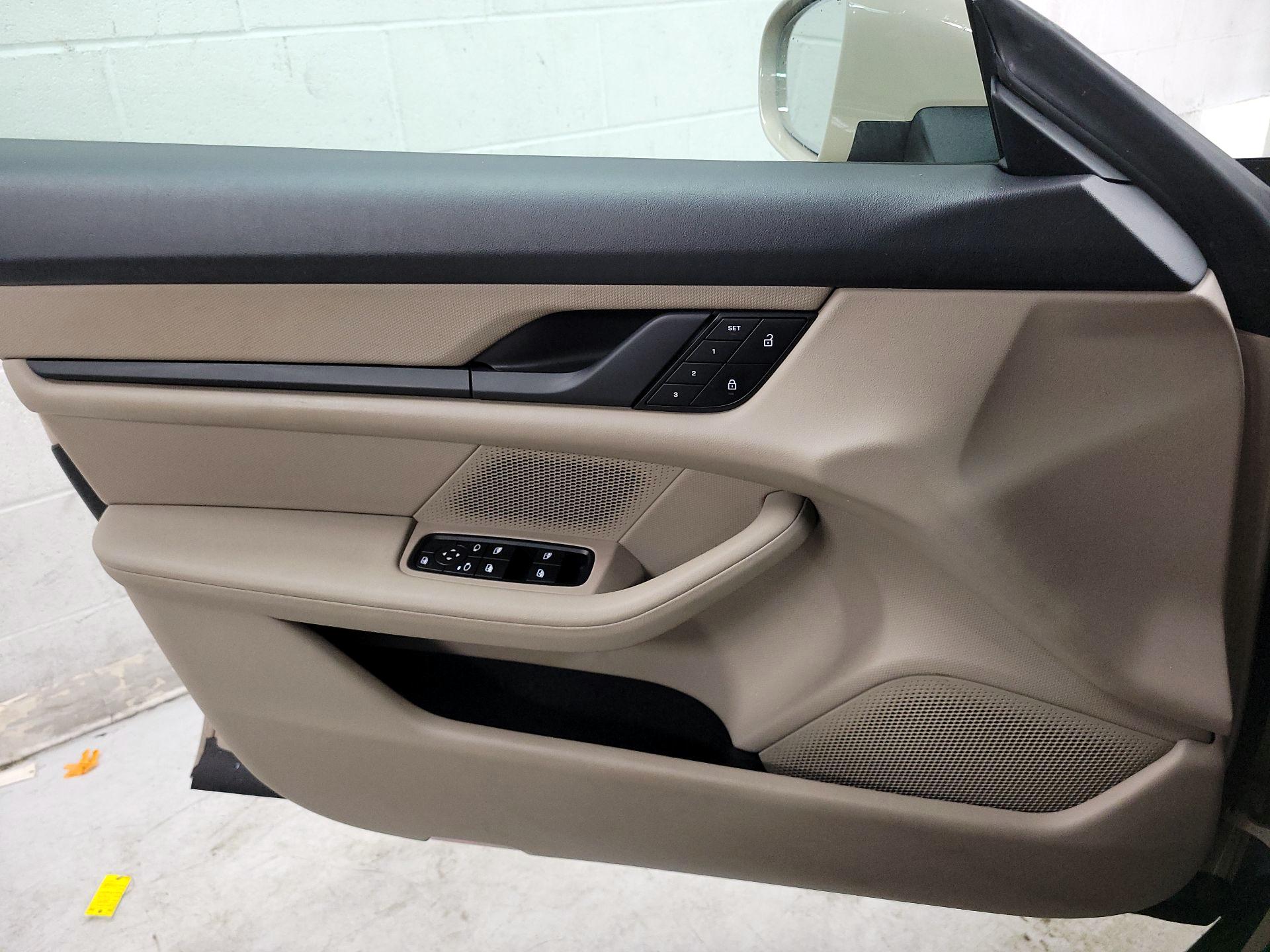 Thumbnail: 2022 Porsche Taycan - 12