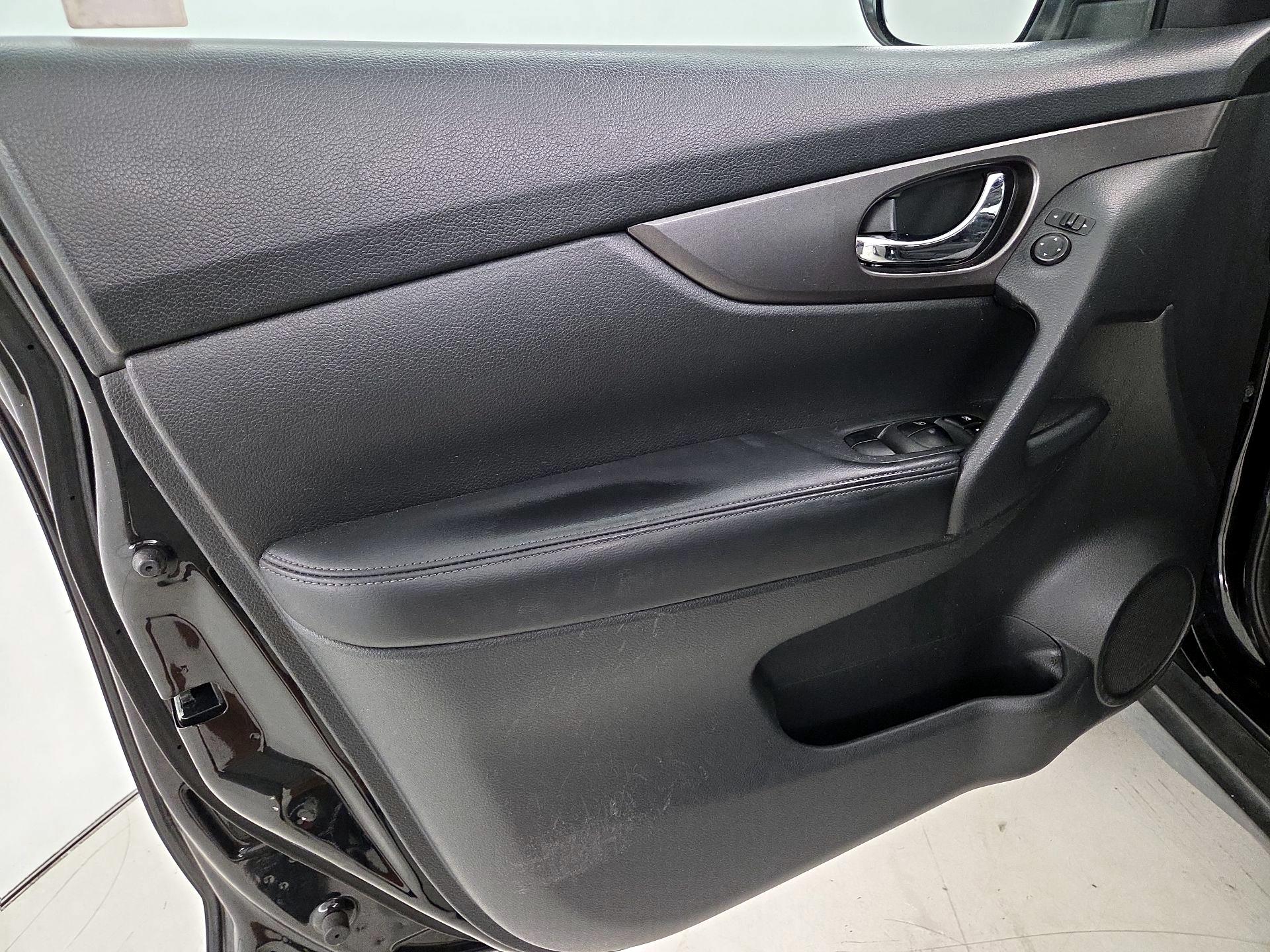 Thumbnail: 2016 Nissan Rogue - 12