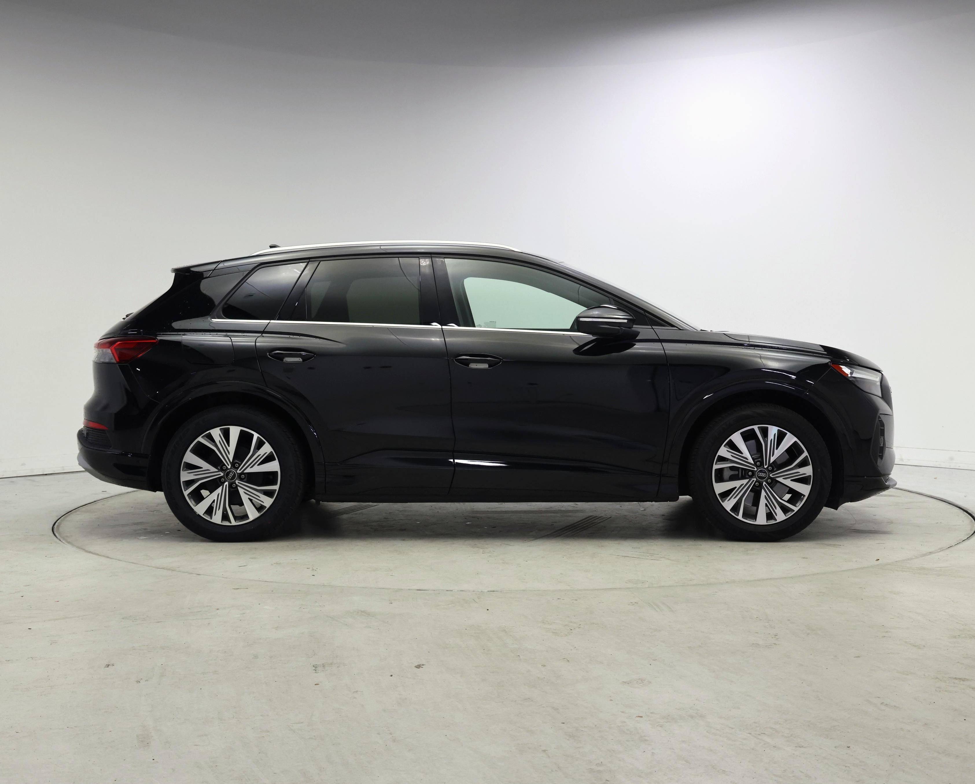 Thumbnail: 2023 Audi Q4 e-tron - 7