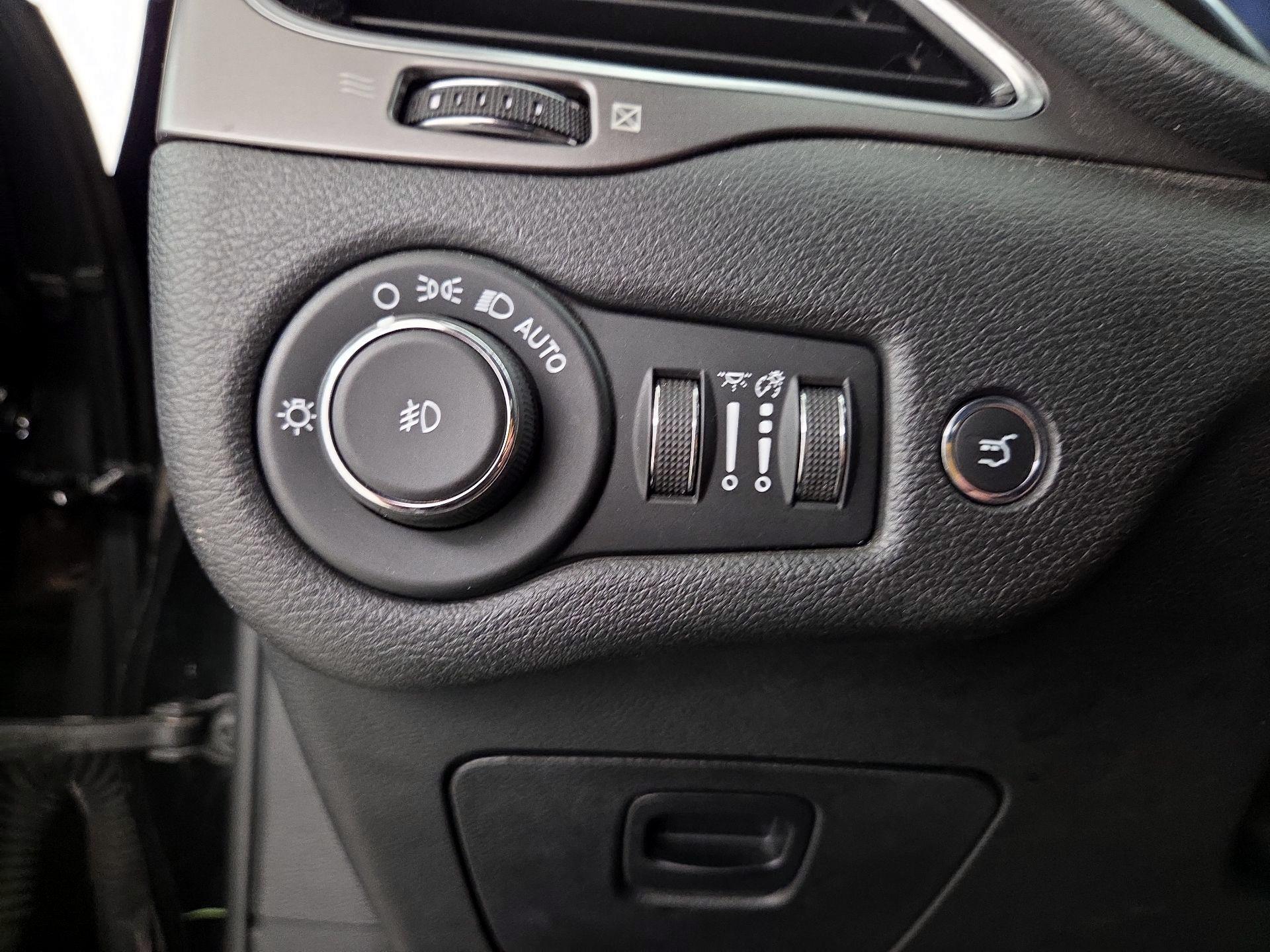 Thumbnail: 2019 Jeep Cherokee - 13