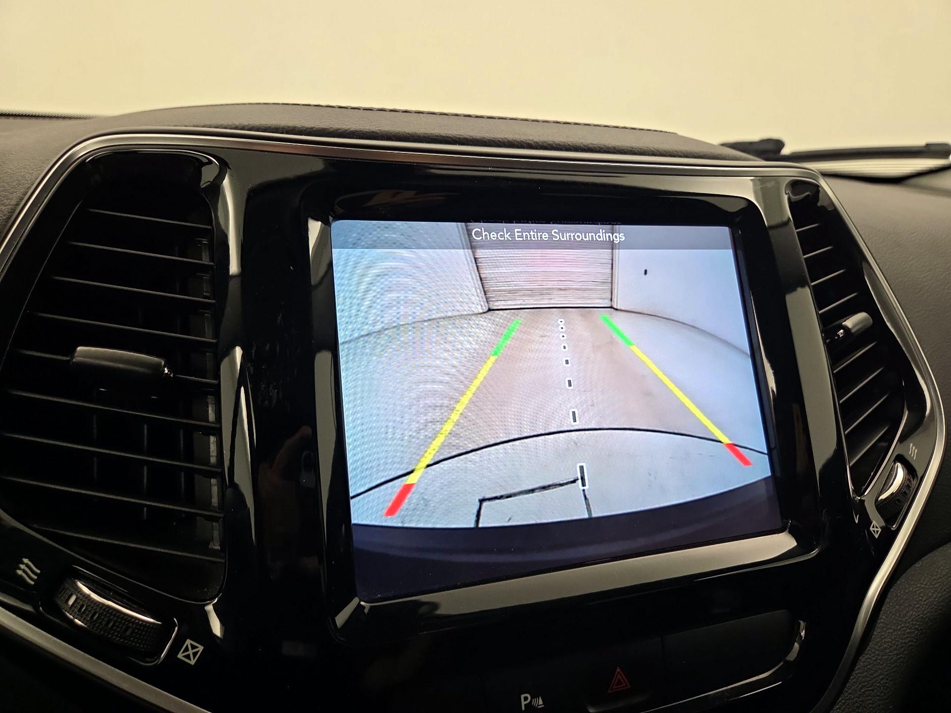 Thumbnail: 2019 Jeep Cherokee - 15