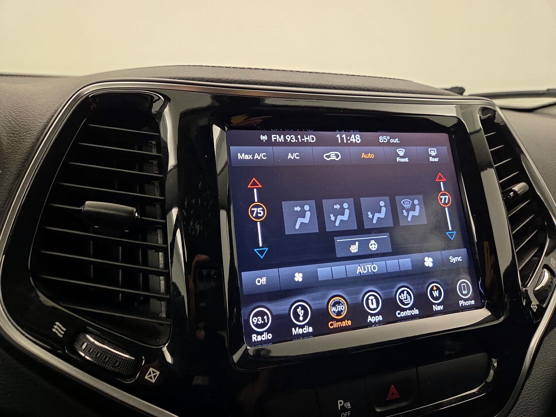 Thumbnail: 2019 Jeep Cherokee - 17