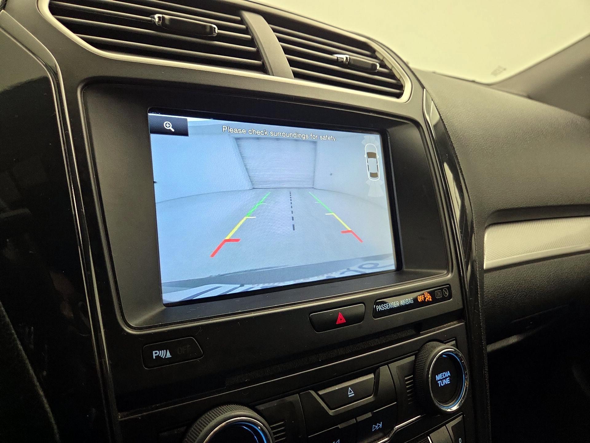 Thumbnail: 2016 Ford Explorer - 15