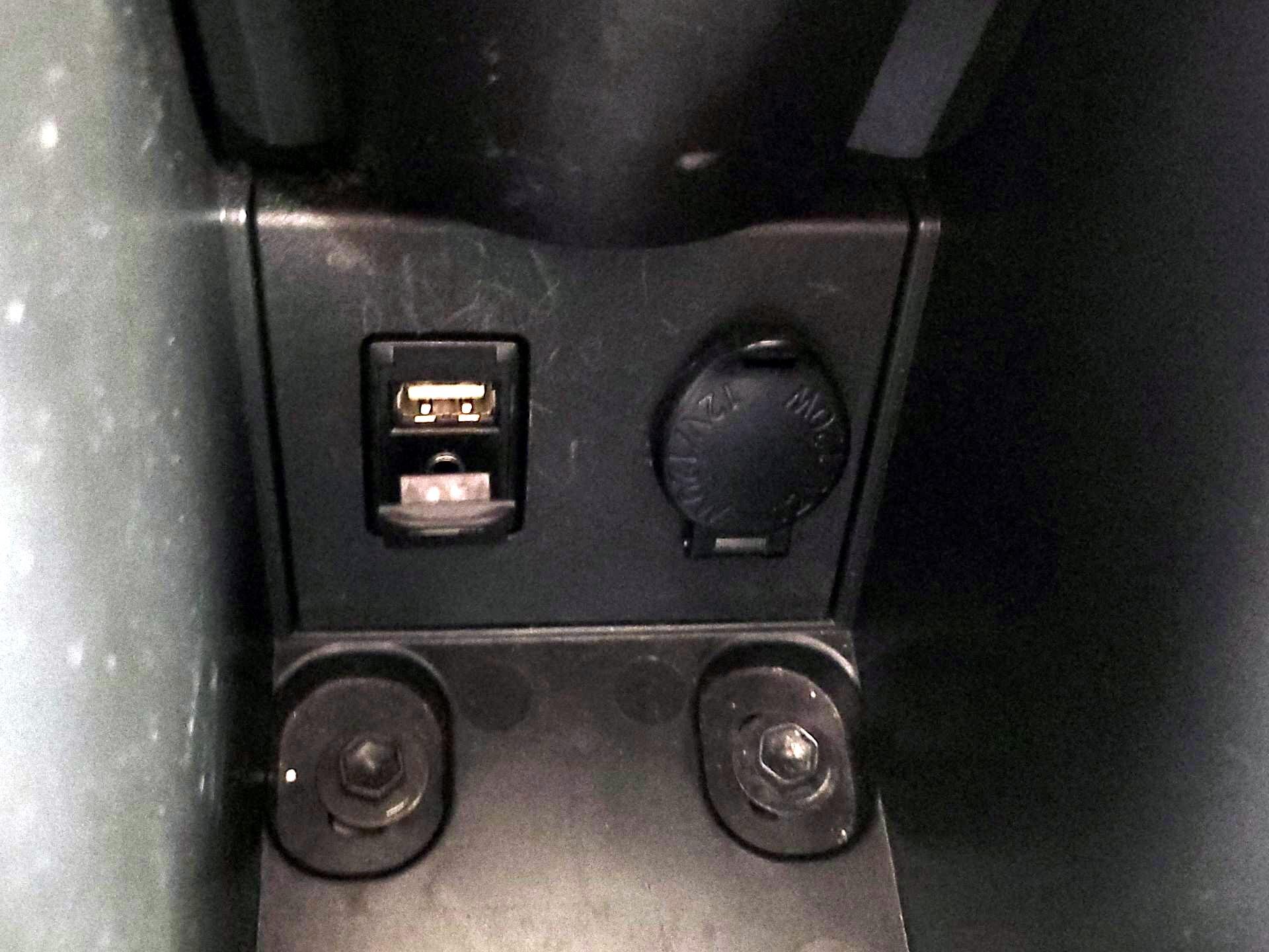 Thumbnail: 2014 Toyota Prius - 18