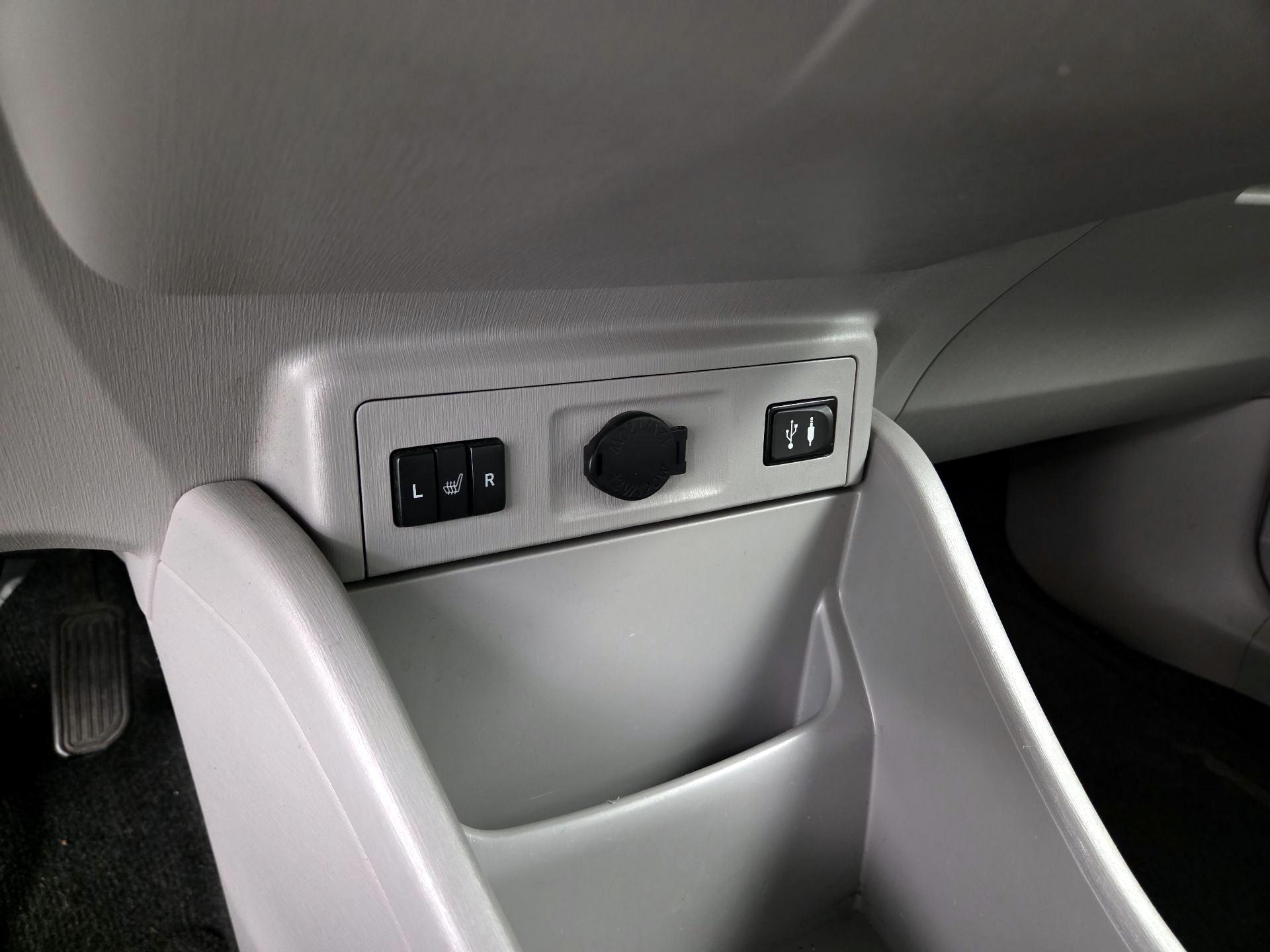 Thumbnail: 2015 Toyota Prius v - 19